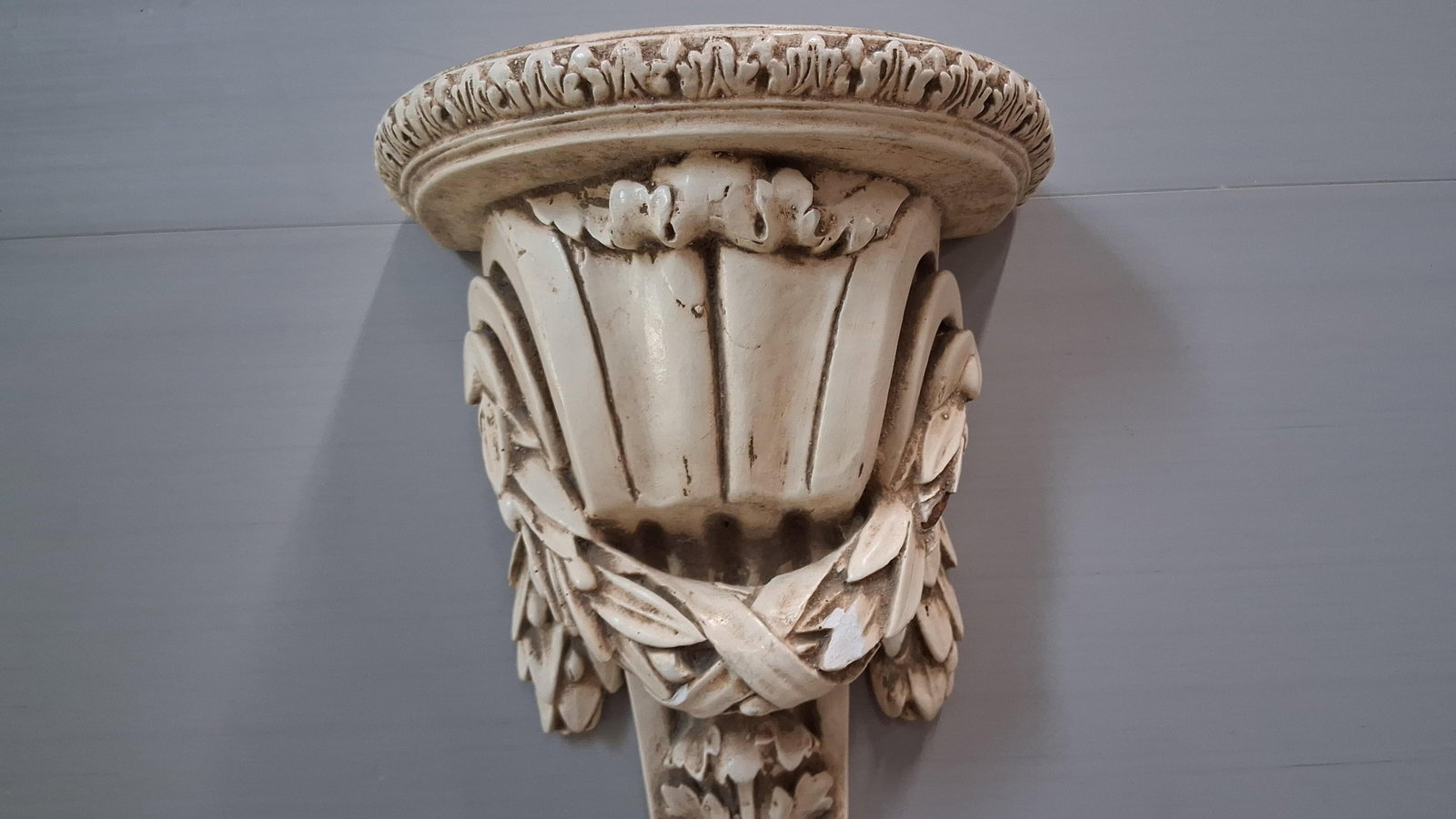 Neoclassical Wall Bracket w/ Pineapple - 3