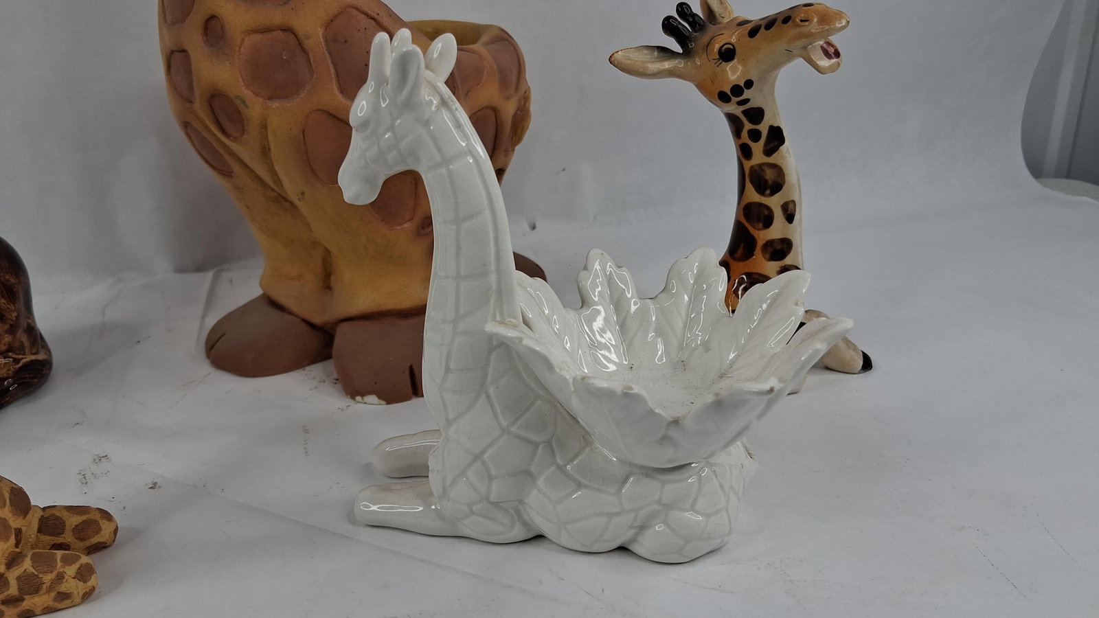 Giraffe-Themed Ceramic Items - 4