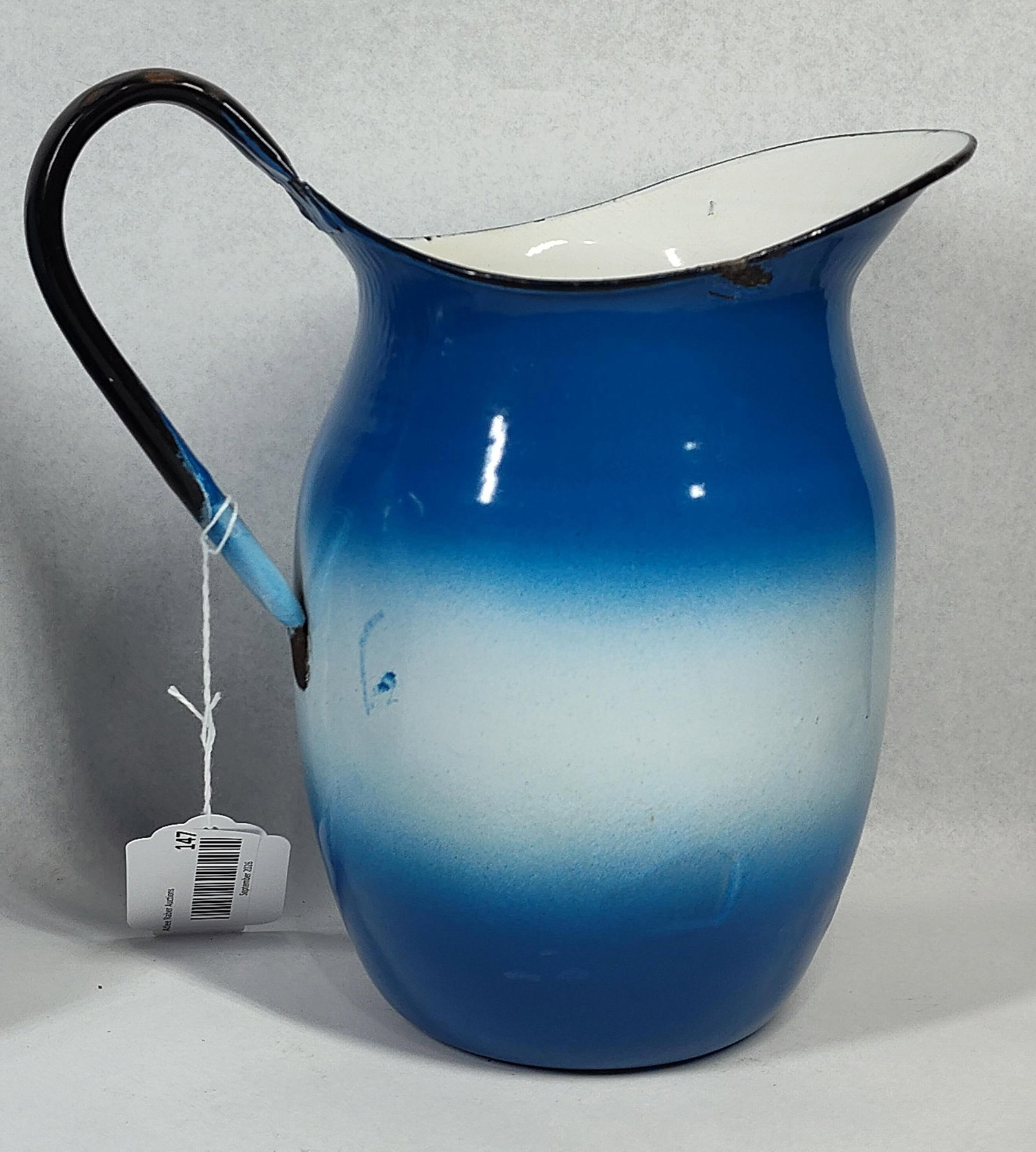 A Two-Piece Enamelware Wash Set - 7