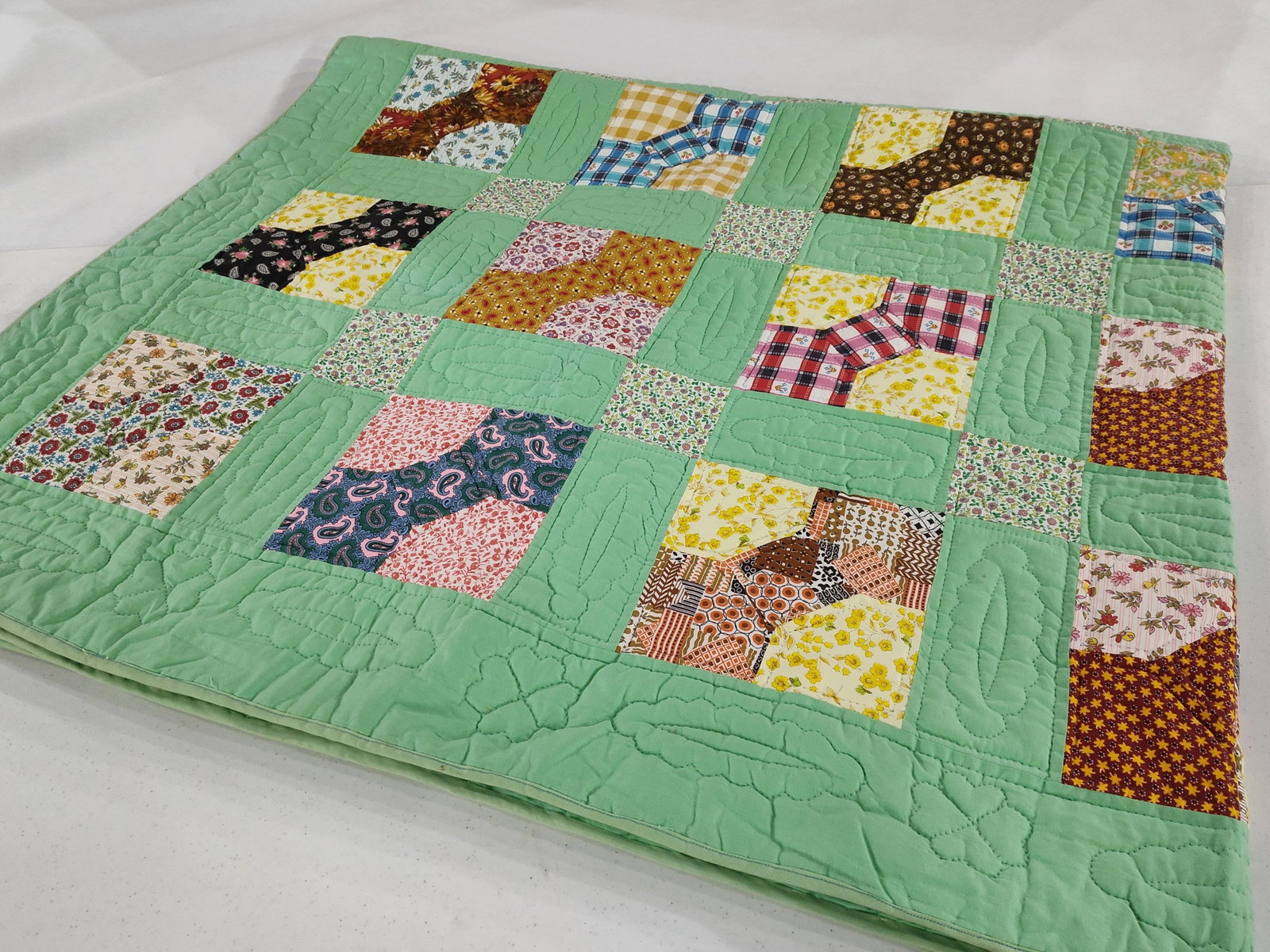 Mid-Century Bowtie Patchwork Quilt - 2