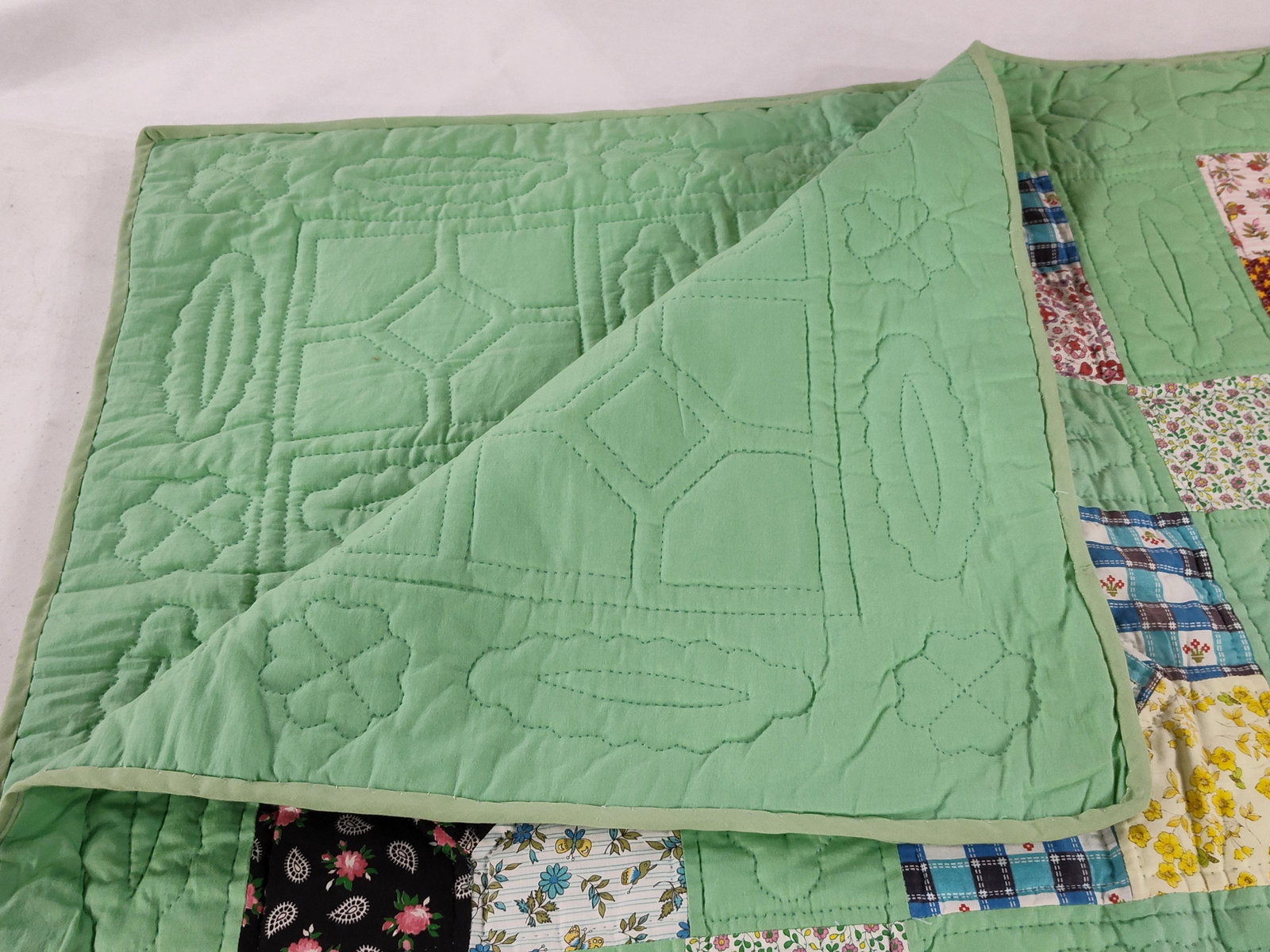 Mid-Century Bowtie Patchwork Quilt - 5