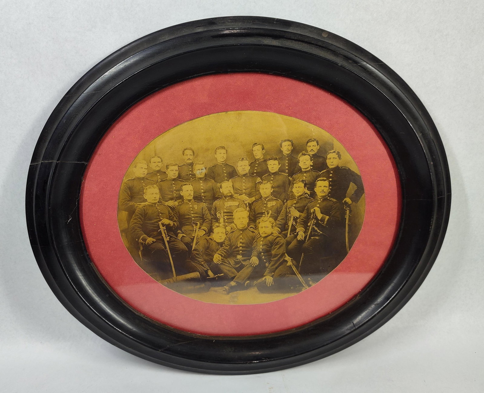 Saxon 28th Field Artillery Group Photo: An antique oval group portrait photograph depicting twenty-one uniformed soldiers and non-commissioned officers of the 2nd Field Artillery Regiment No. 28 (2. Feldartillerie-Regiment Nr. 28) of the