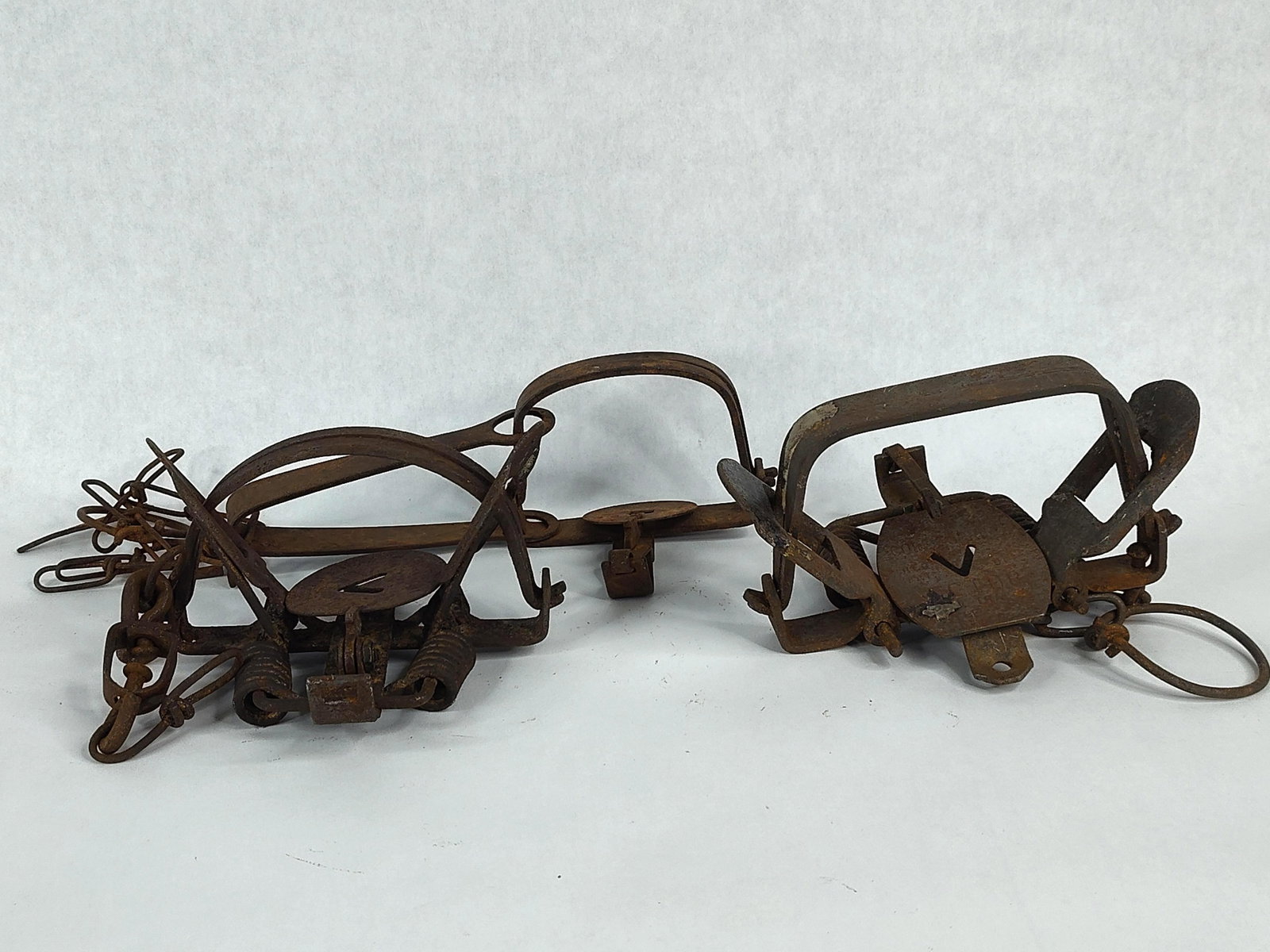 Victor & Unbranded Iron Foothold Traps (1 of 4)
