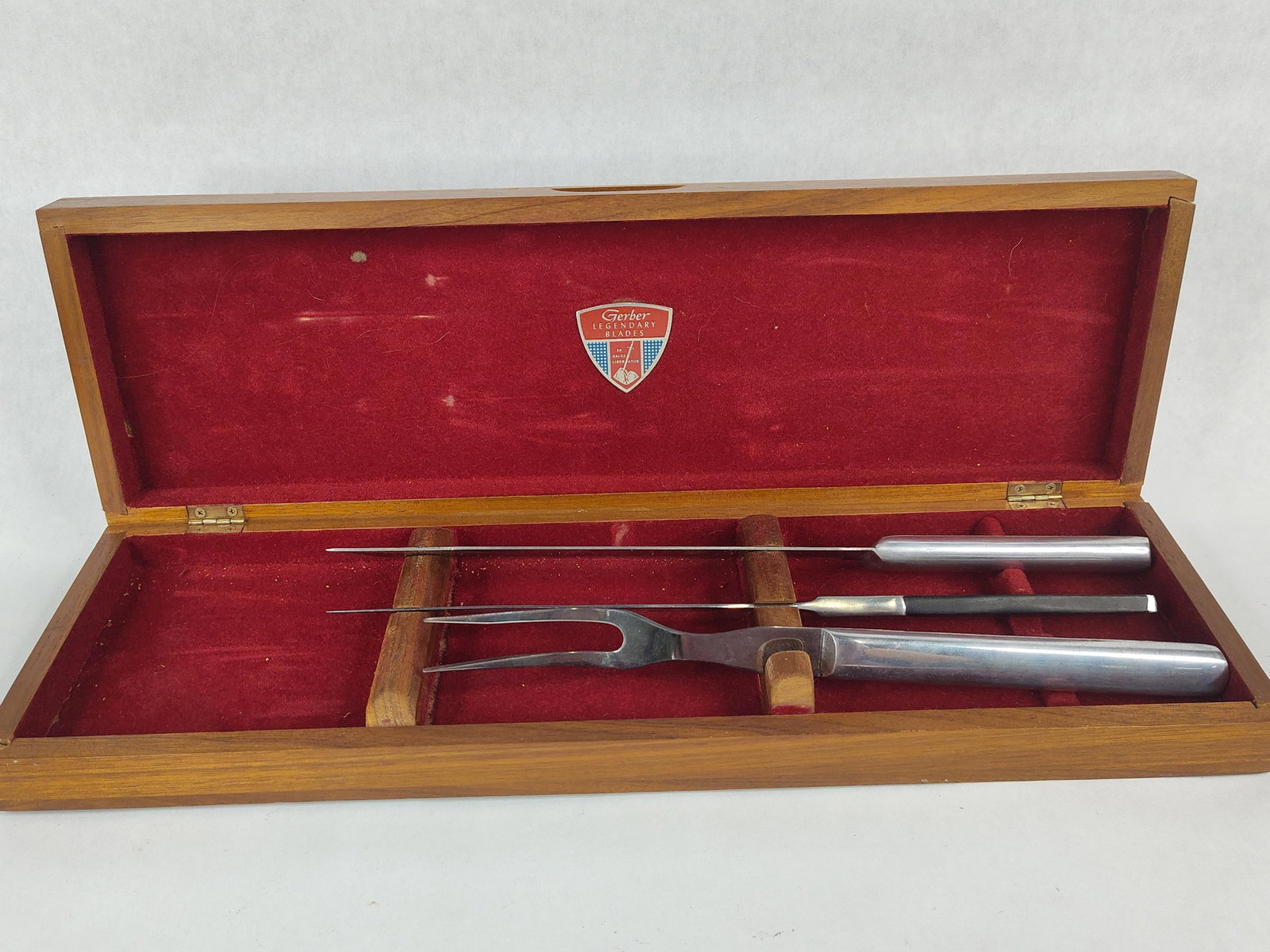 Gerber 3-Piece Carving Set, Walnut Box: This three-piece carving and cutlery set is presented in a Gerber Legendary Blades walnut storage box. The set includes a large carving knife, a two-tine carving fork, and a smaller slicer knife. The