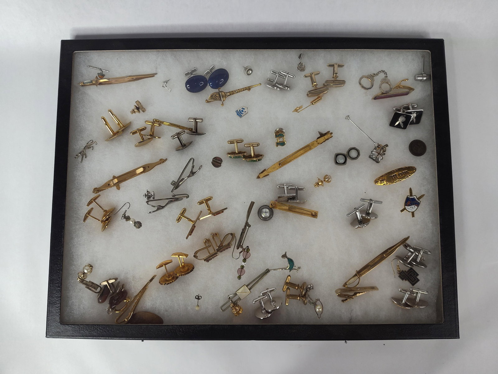 Vtg Men & Women's Costume Jewelry & Acc: This assortment consists of jewelry and personal accessories primarily from the mid-to-late 20th century. The collection features a variety of gold-tone and silver-tone base metal pieces decorated