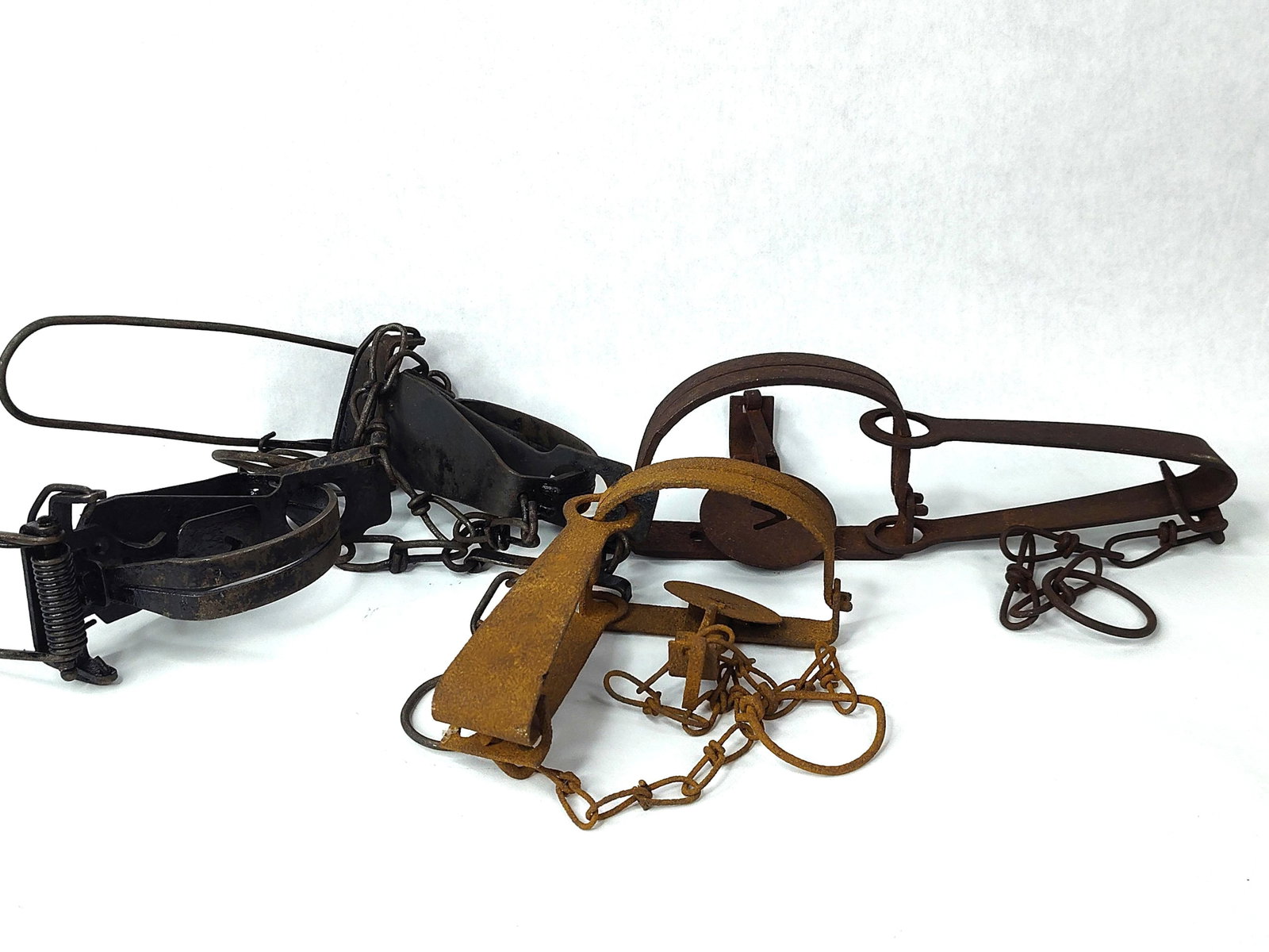 Set 4 Victor Antique & Vtg Animal Traps (1 of 5)