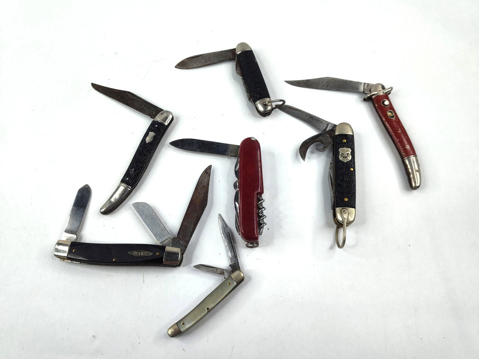 8 Imperial, Coast & Romo Pocket Knives: This lot consists of eight folding pocket knives of various patterns and manufacturers including Imperial, Coast, and Romo. The collection features a variety of utility, multi-tool, and traditional fo