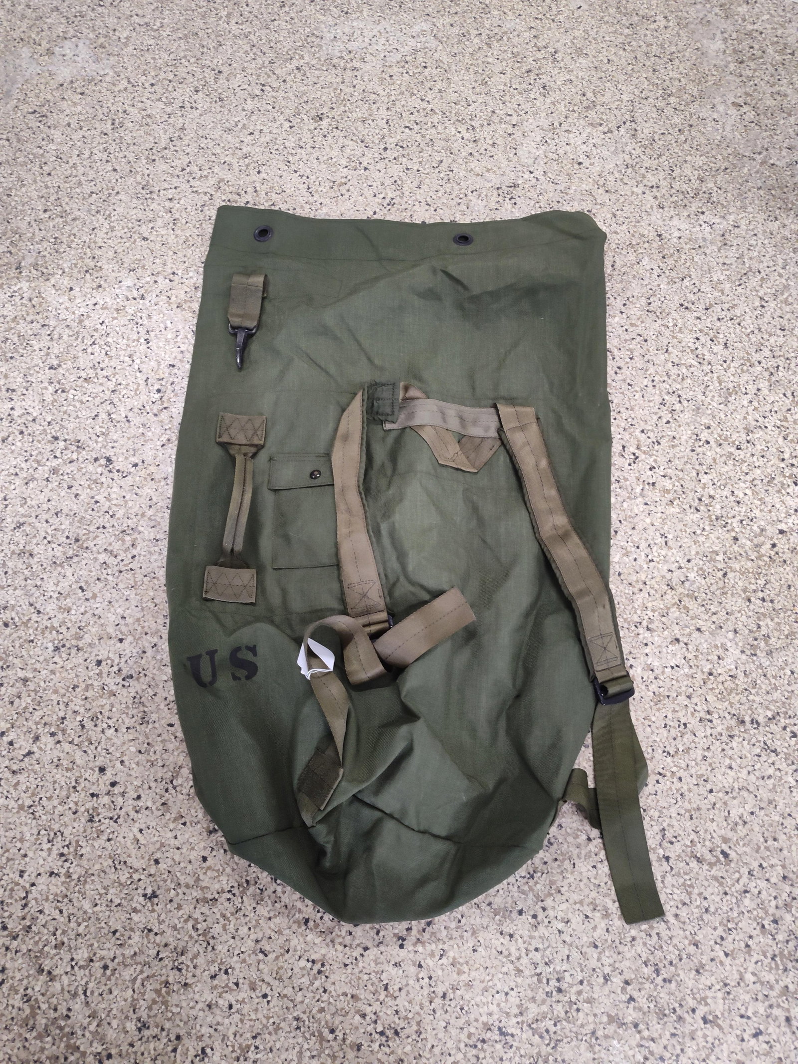 US Military Type II Nylon Duffel, 1984: A genuine US military-issue Type II duffel bag manufactured by Emmanuel of Beverly Hills Inc. The bag is constructed from heavyweight olive drab green nylon fabric. The Type II configuration features 