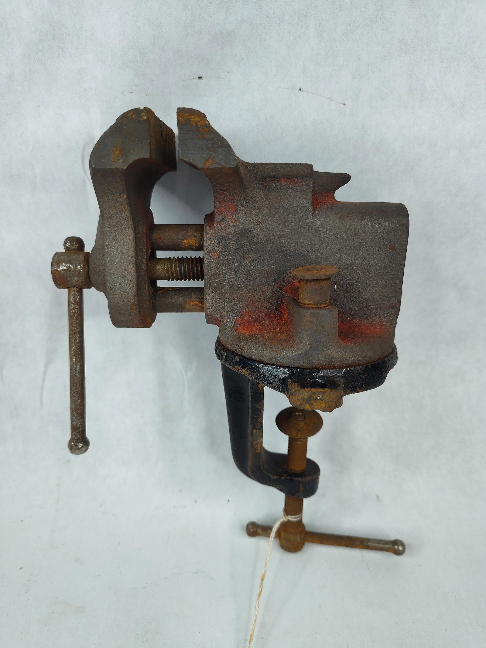Vtg Swivel Clamp-On Bench Vise w/ Anvil: A hobbyist-sized bench vise featuring a cast iron body and a swivel base. The unit is equipped with an integrated C-clamp for mounting to work surfaces and a manual locking screw to secure the
