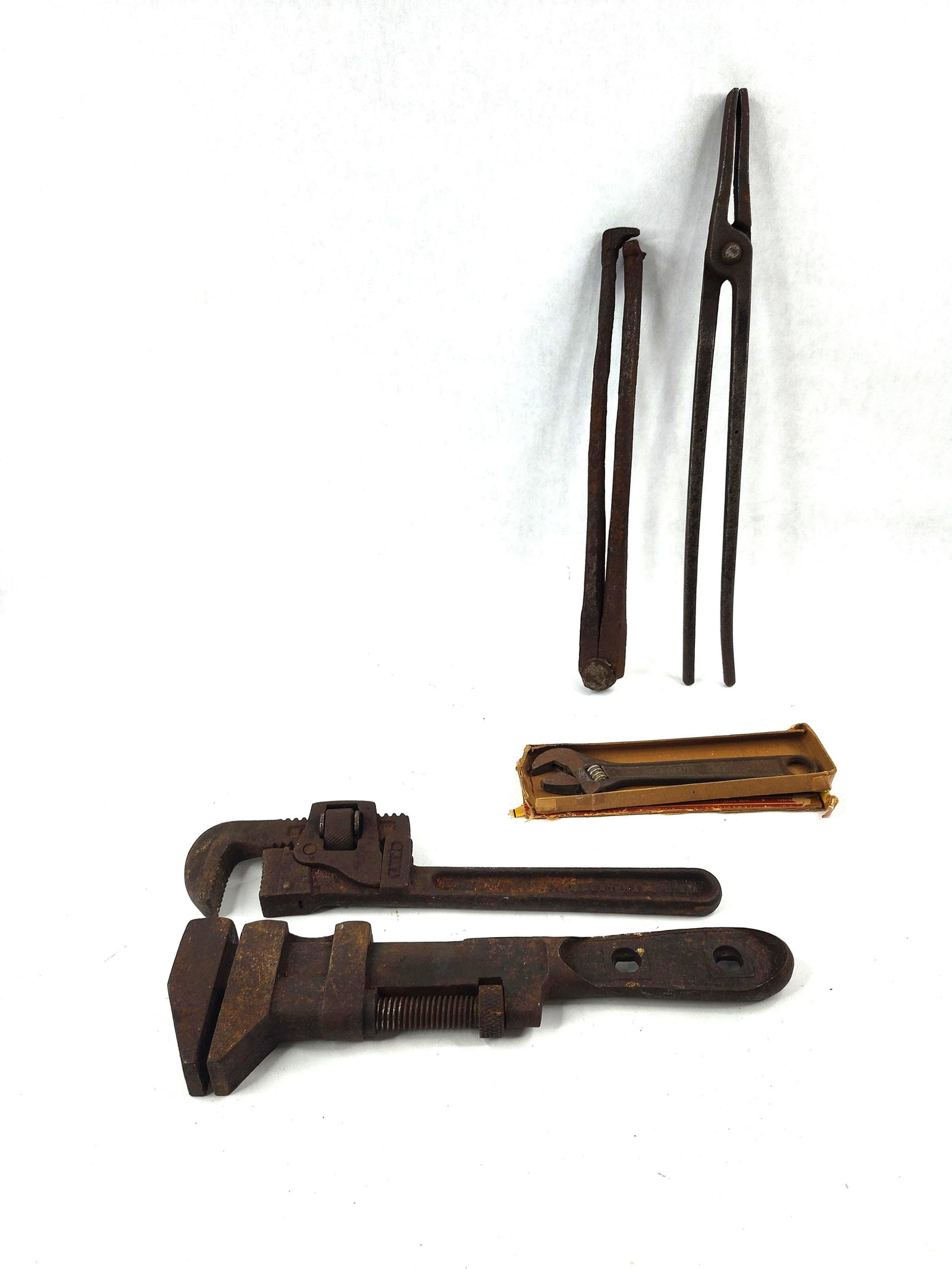 5 Vtg American Industrial Tools & Tongs: This set of five American industrial and blacksmithing tools includes a Trimont Manufacturing Company Stillson-pattern pipe wrench from Roxbury, Massachusetts, featuring legible TRIMO and TRIMONT MFG