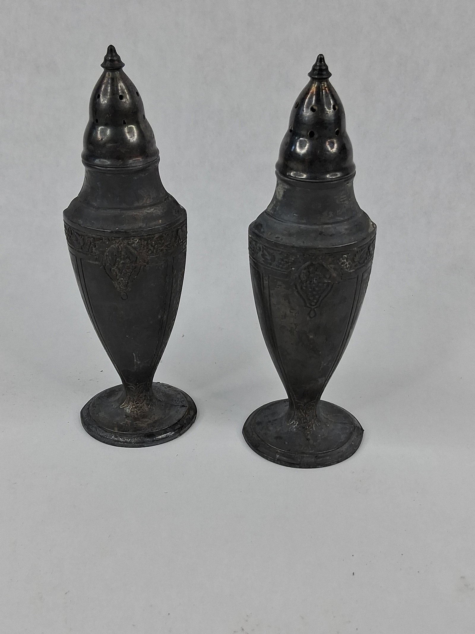 Pair Poole Silver Co. Bacchante Shakers (1 of 6)