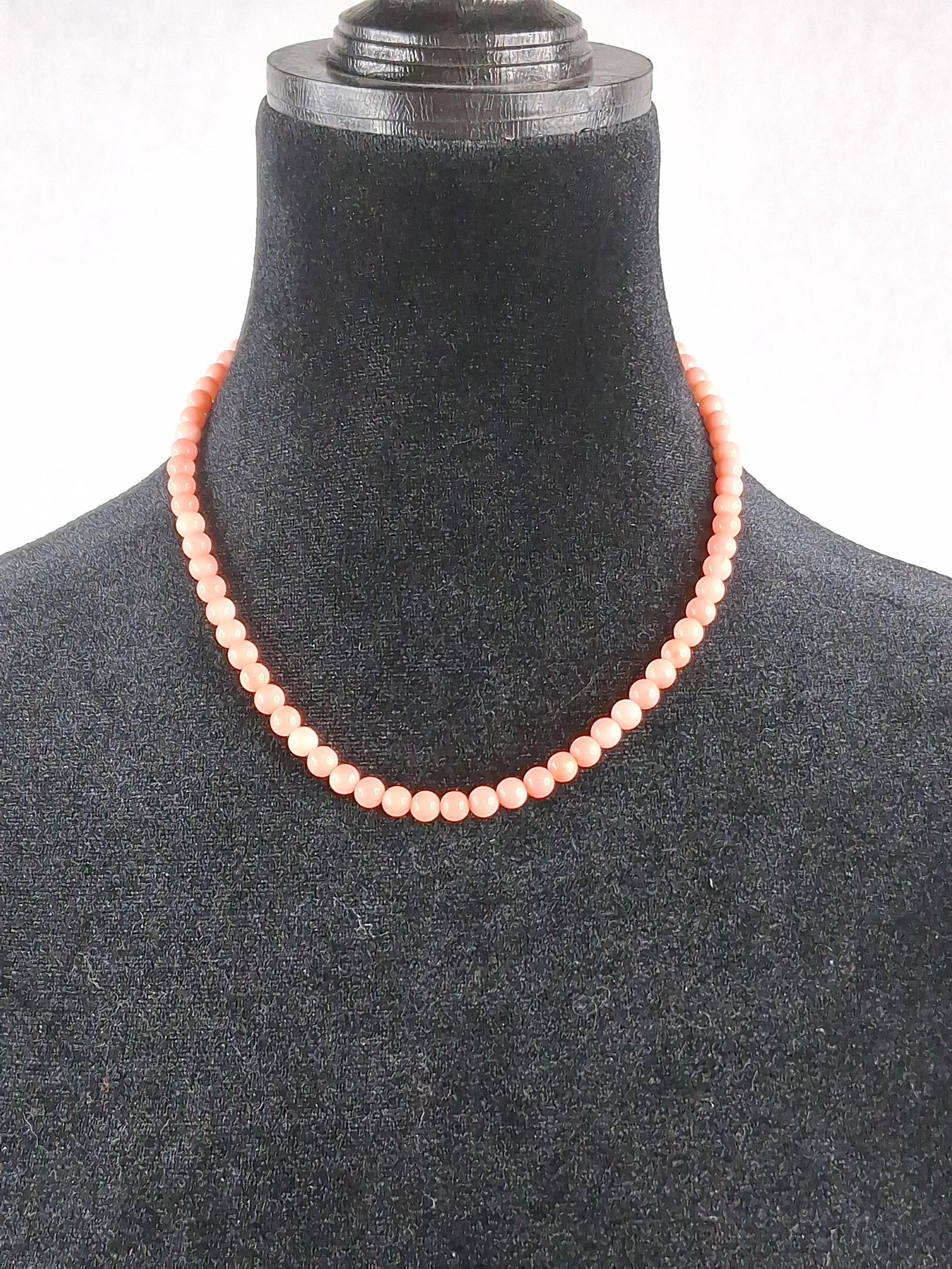 Str. Angel Skin Coral Bead Necklace: A single-strand beaded necklace featuring uniform round beads in a pale salmon-pink hue. The beads measure approximately 4mm to 5mm in diameter and possess a polished finish consistent with angel skin