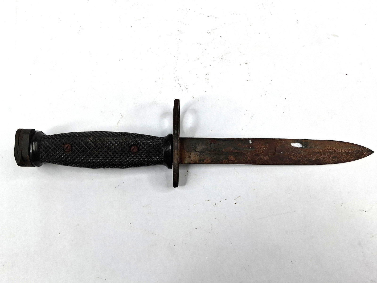 U.S. M4 Bayonet for M1 Carbine, Plastic: This is a U.S. M4 bayonet, a pattern primarily issued for use with the M1 Carbine. The item features a steel spear-point blade and a hilt equipped with black, diamond-pattern checkered plastic grips.