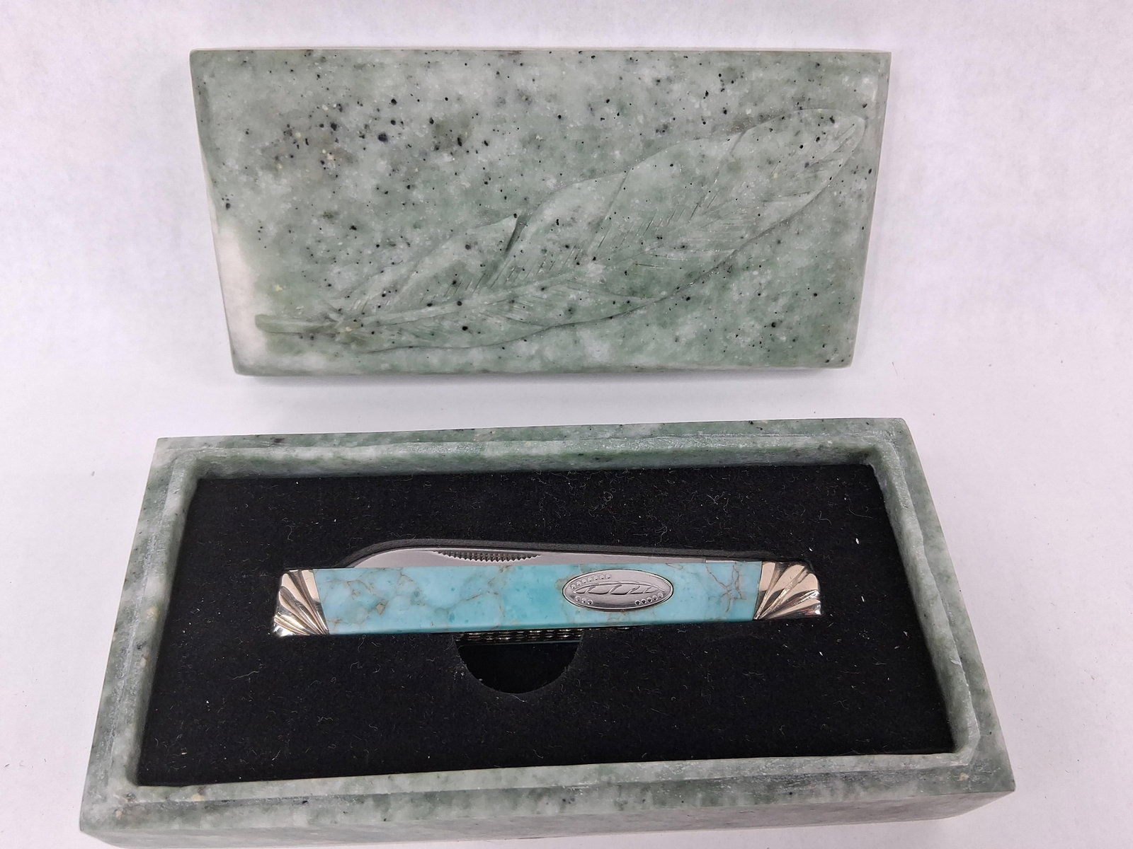 Rough Rider Turquoise Trapper, Jade: This is a two-blade folding pocket knife by Rough Rider, featuring a Trapper pattern. The knife is equipped with two blades: a clip point and a spey blade, both manufactured from 440 stainless steel. 