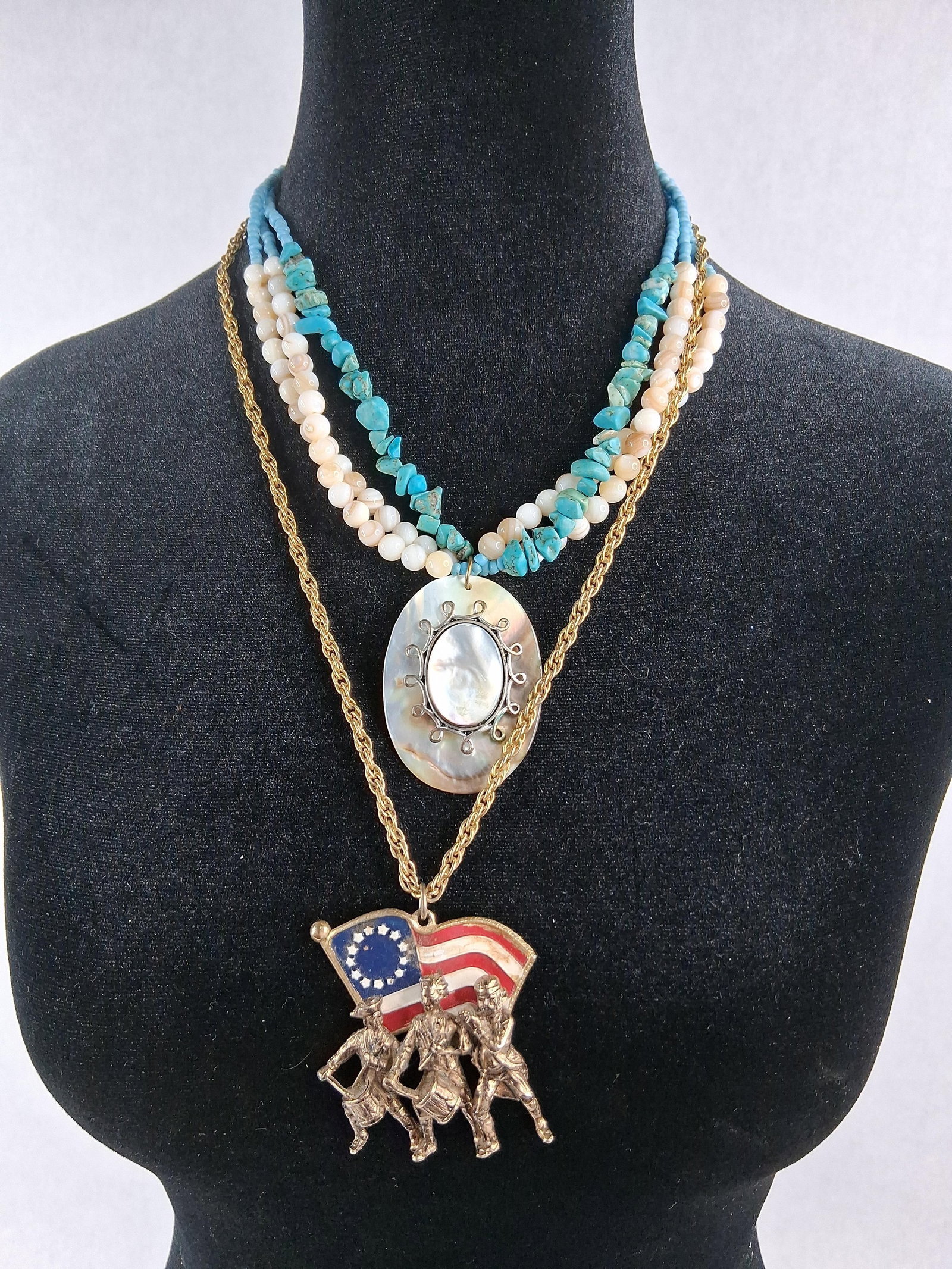 Vtg GSHP 76 & Mother-of-Pearl Necklaces: This lot contains two necklaces of differing styles. The first is a patriotic commemorative pendant produced by Greater Springfield Heritage Products (GSHP). The gold-toned base metal pendant features