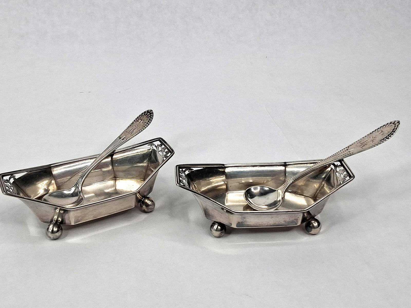 Pair Gorham Str. Salt Cellars & Spoons: A pair of late Victorian sterling silver open salt cellars accompanied by two matching salt spoons, manufactured by the Gorham Manufacturing Company of Providence, Rhode Island. The salt cellars featu