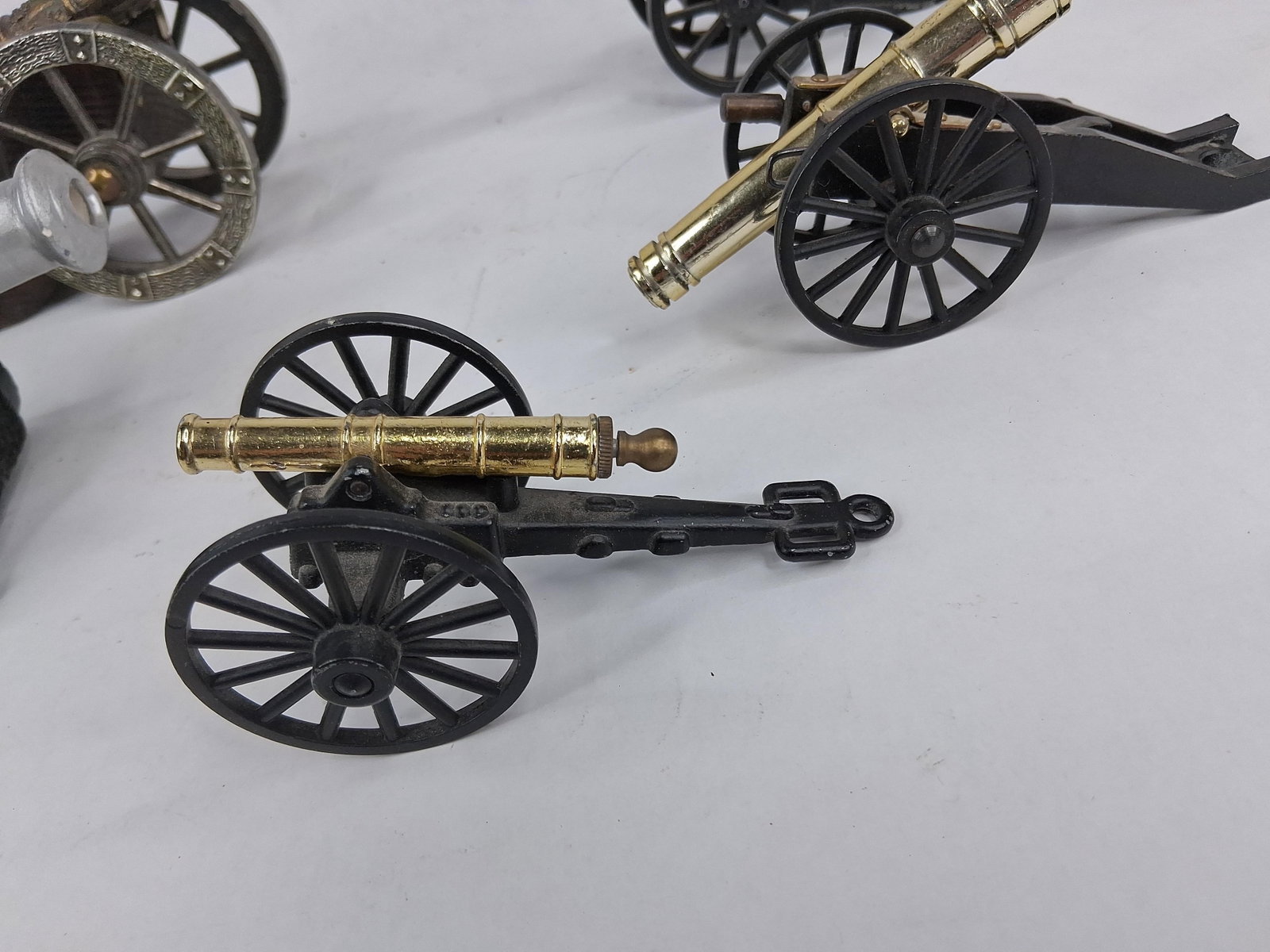 5 Miniature Model Cannons & Lighter - 2
