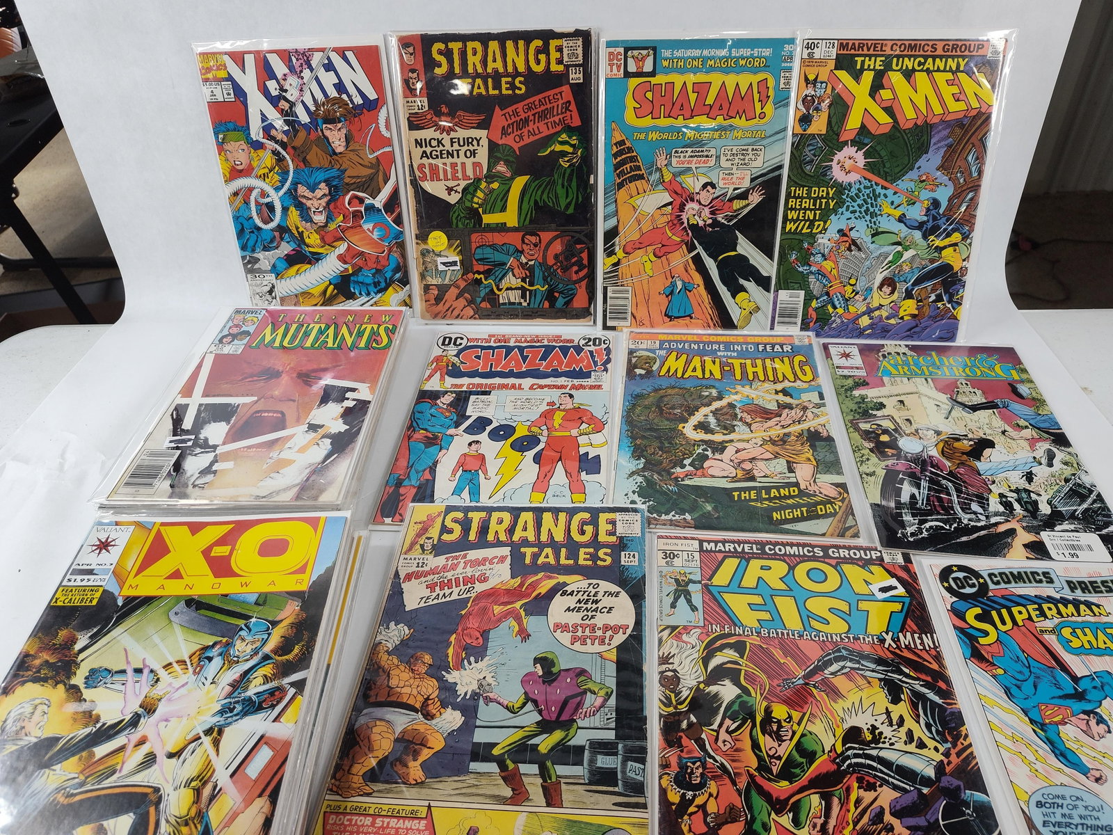 Marvel, DC & Valiant Comic Books: This collection of comic books spans the Silver, Bronze, and Modern Ages, featuring titles from major publishers including Marvel Comics Group, DC Comics, Valiant, Image, and Graphic India. The lot co