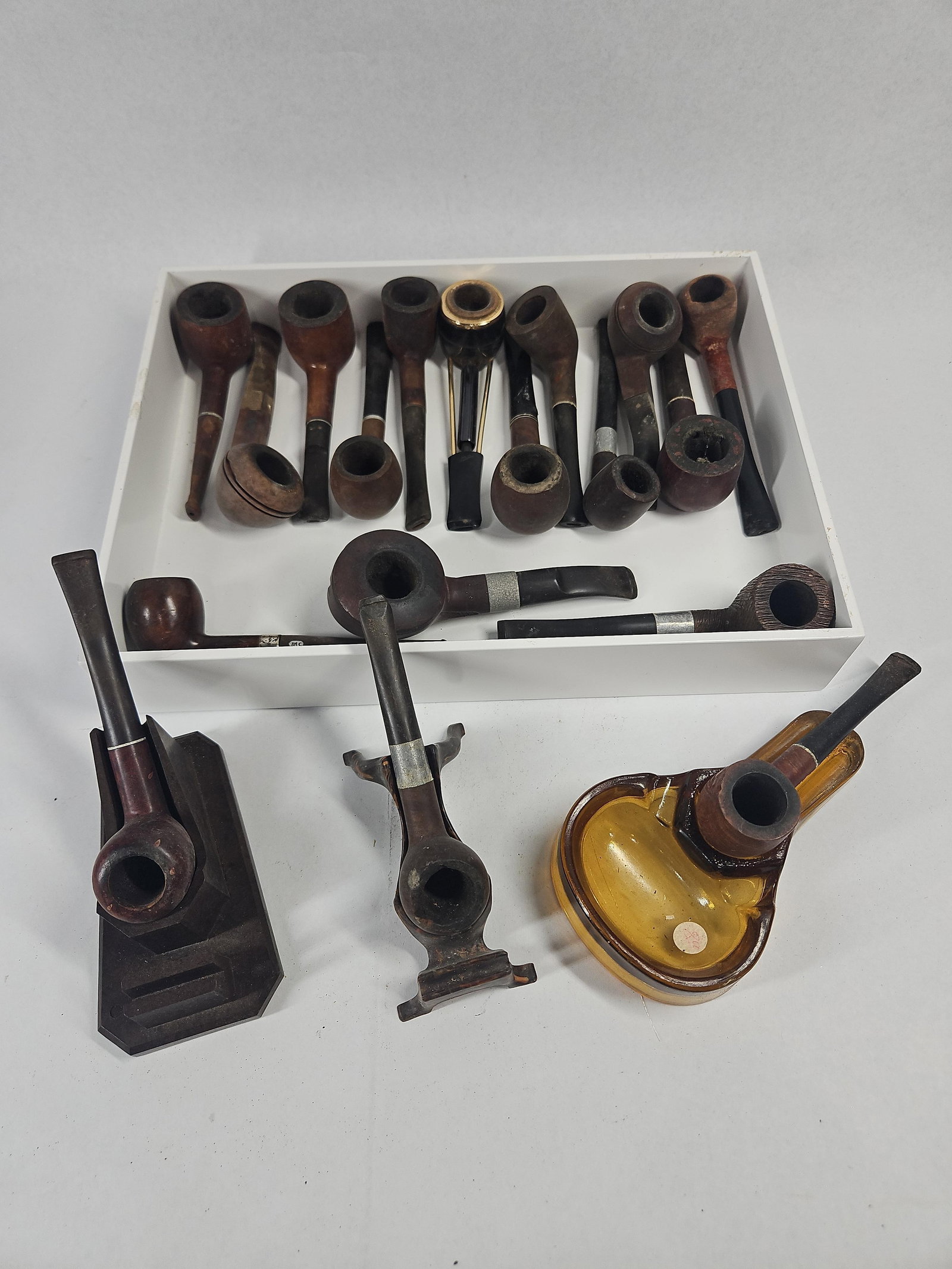 Vtg Tobacco Smoking Pipes & Accessories: An assortment of vintage tobacco smoking pipes, primarily featuring briar wood bowls and vulcanite or plastic stems in varied profiles including billiard, bent, and Dublin shapes. One system pipe feat