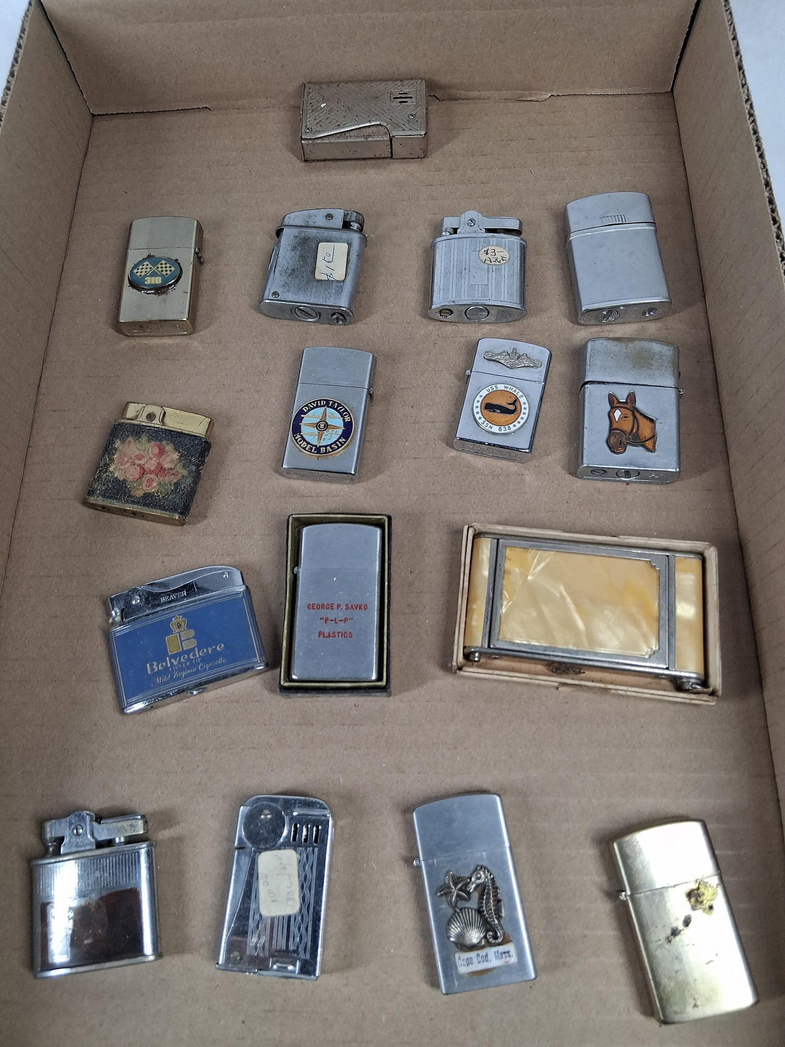 Vtg Cigarette Lighters & Girey Compact: This collection comprises several vintage mechanical cigarette lighters and a single lady's vanity compact. The grouping includes various ignition styles such as flip-top, lift-arm, and