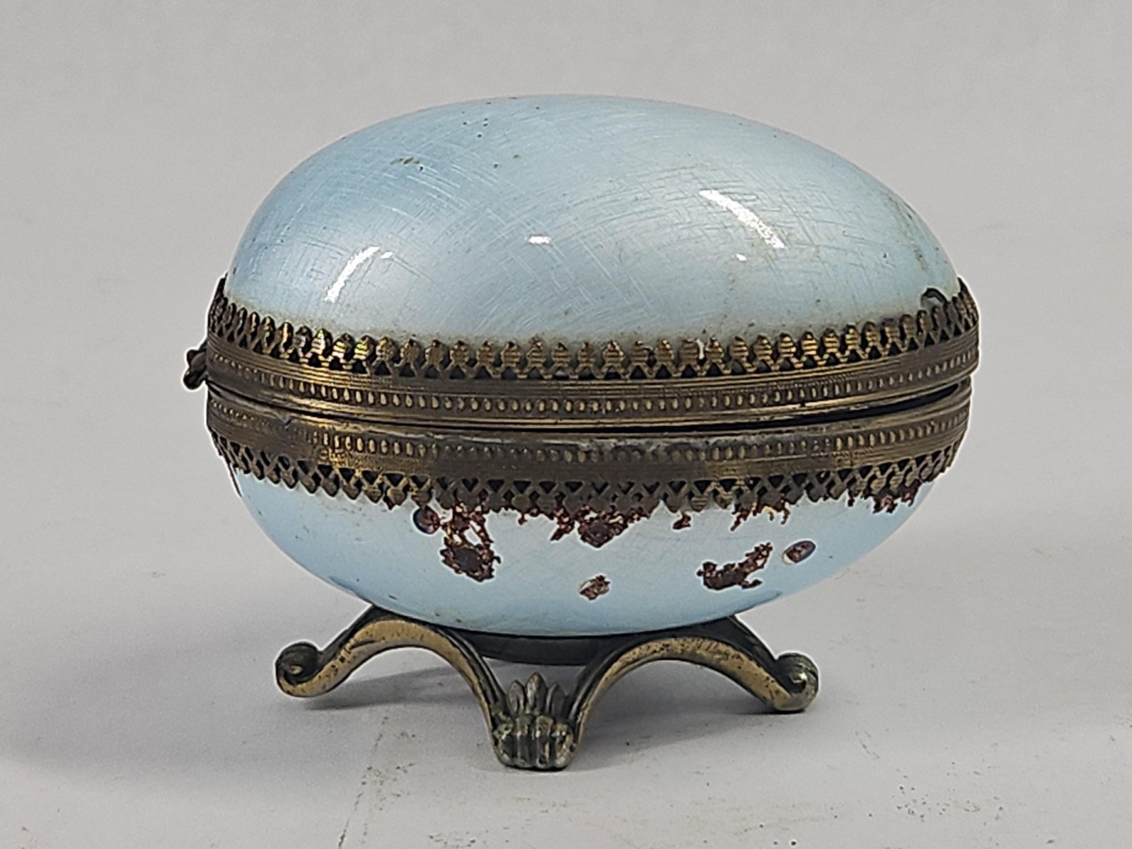 Evans Blue Guilloche Enamel Egg Lighter: A mid-century Evans table lighter designed in the form of a pedestal egg. The exterior is decorated with light blue guilloche enamel over a cross-hatched, engine-turned metal ground. The vessel