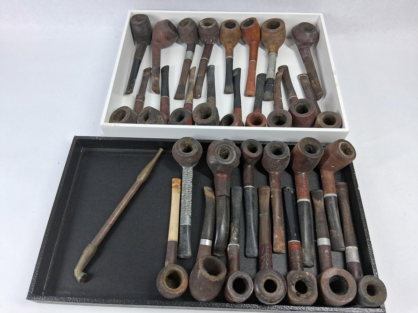 Dr. Grabow Medico & Willard Briar Pipes: A collection of estate tobacco pipes featuring a variety of traditional shapes including billiard, apple, bulldog, and bent styles. The majority of the pipes are constructed from briar wood with black