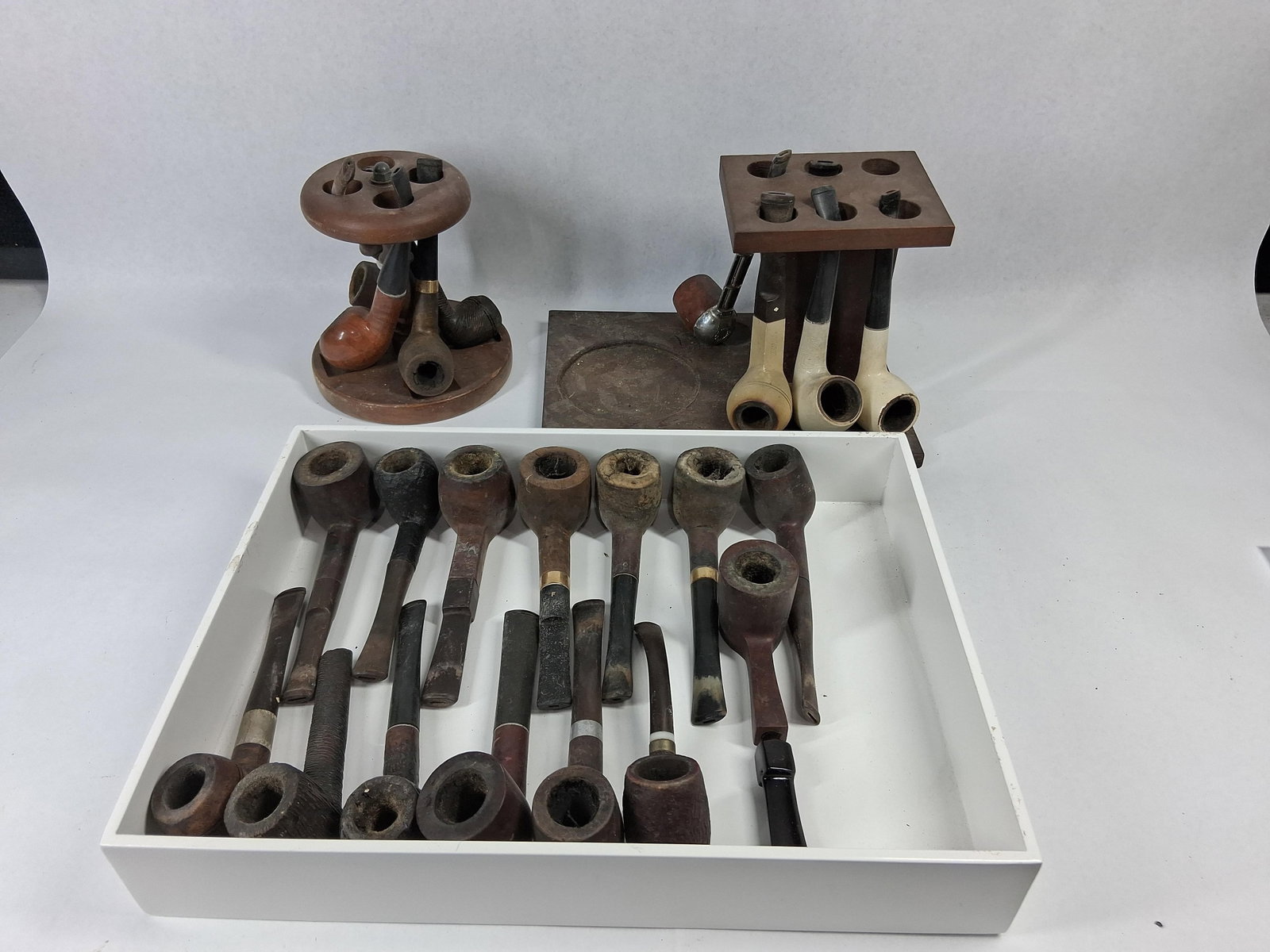 Vtg Dr. Grabow & Willard Briar Pipe Set: A collection of vintage estate tobacco pipes and two wooden display stands. The pipes are primarily constructed from briar wood with vulcanite or plastic stems, featuring a variety of traditional shap