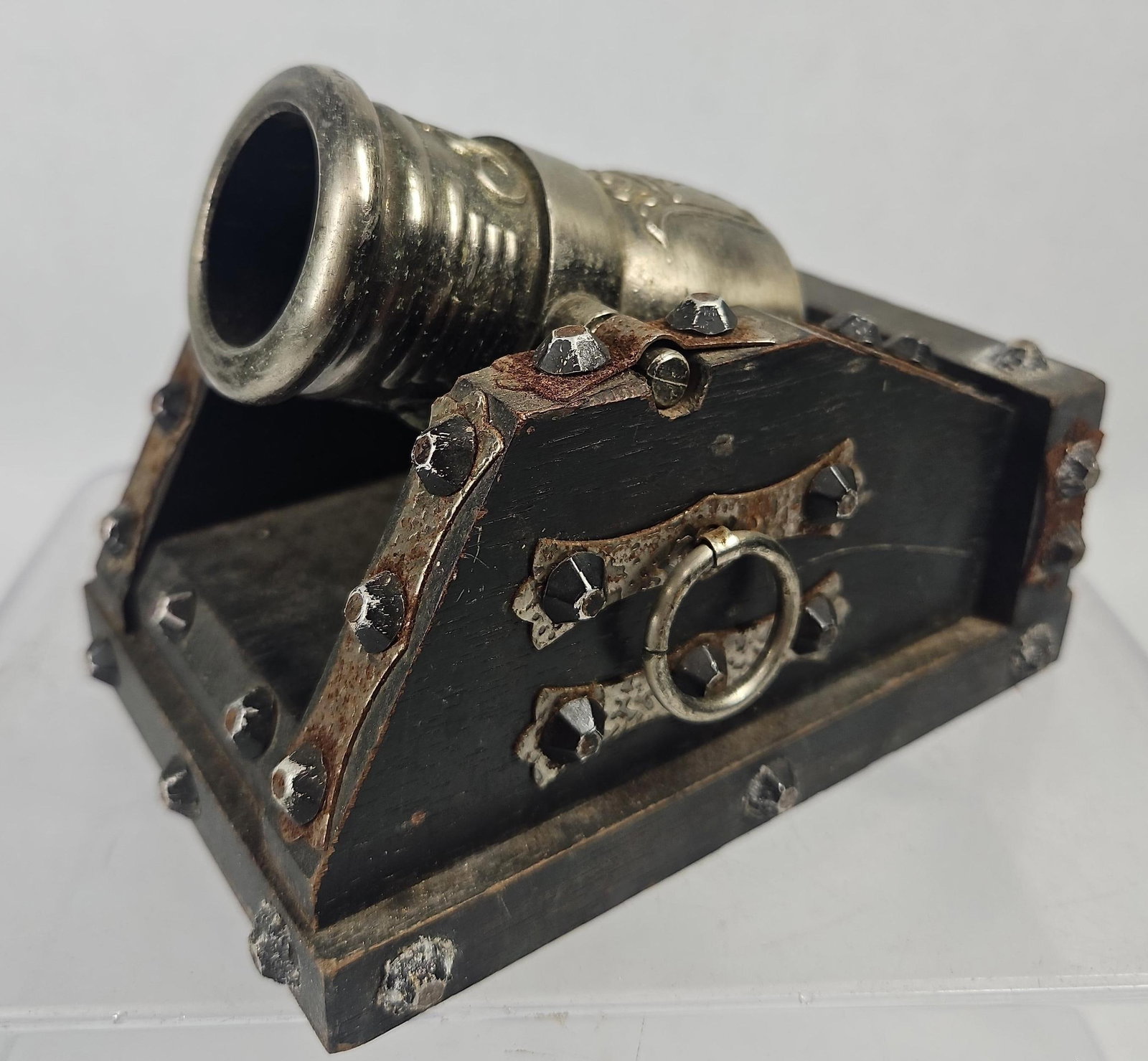 Japanese Mortar Cannon Table Lighter: A Japanese novelty table lighter designed in the form of a mortar cannon, dating to the mid-20th century. The barrel is constructed from silver-toned cast metal and features an embossed heraldic