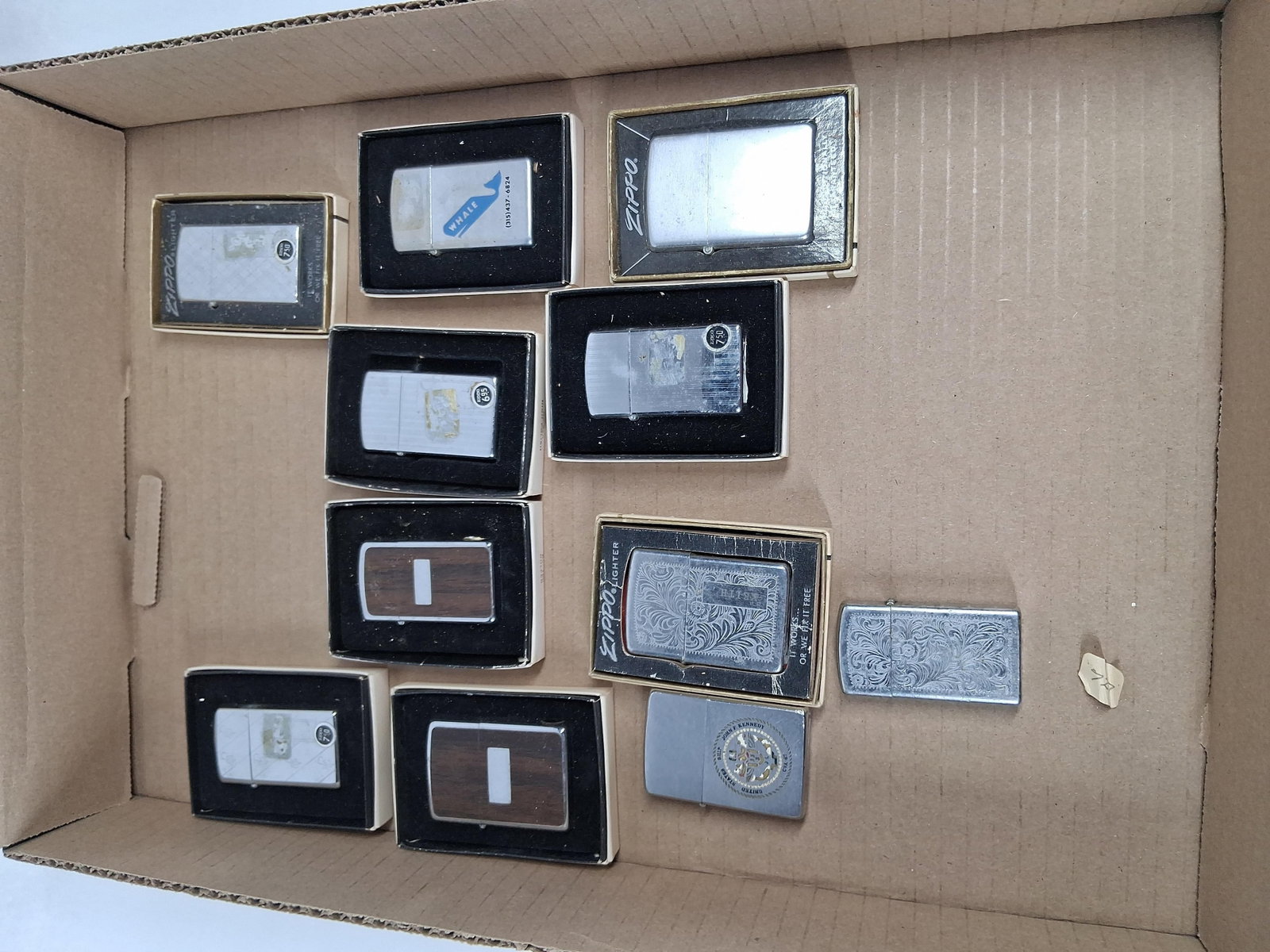 Vtg Zippo Military & Advert Lighters: A collection of American-made Zippo windproof lighters in both standard and slim sizes, featuring various decorative finishes, advertising, and commemorative designs. The group includes several