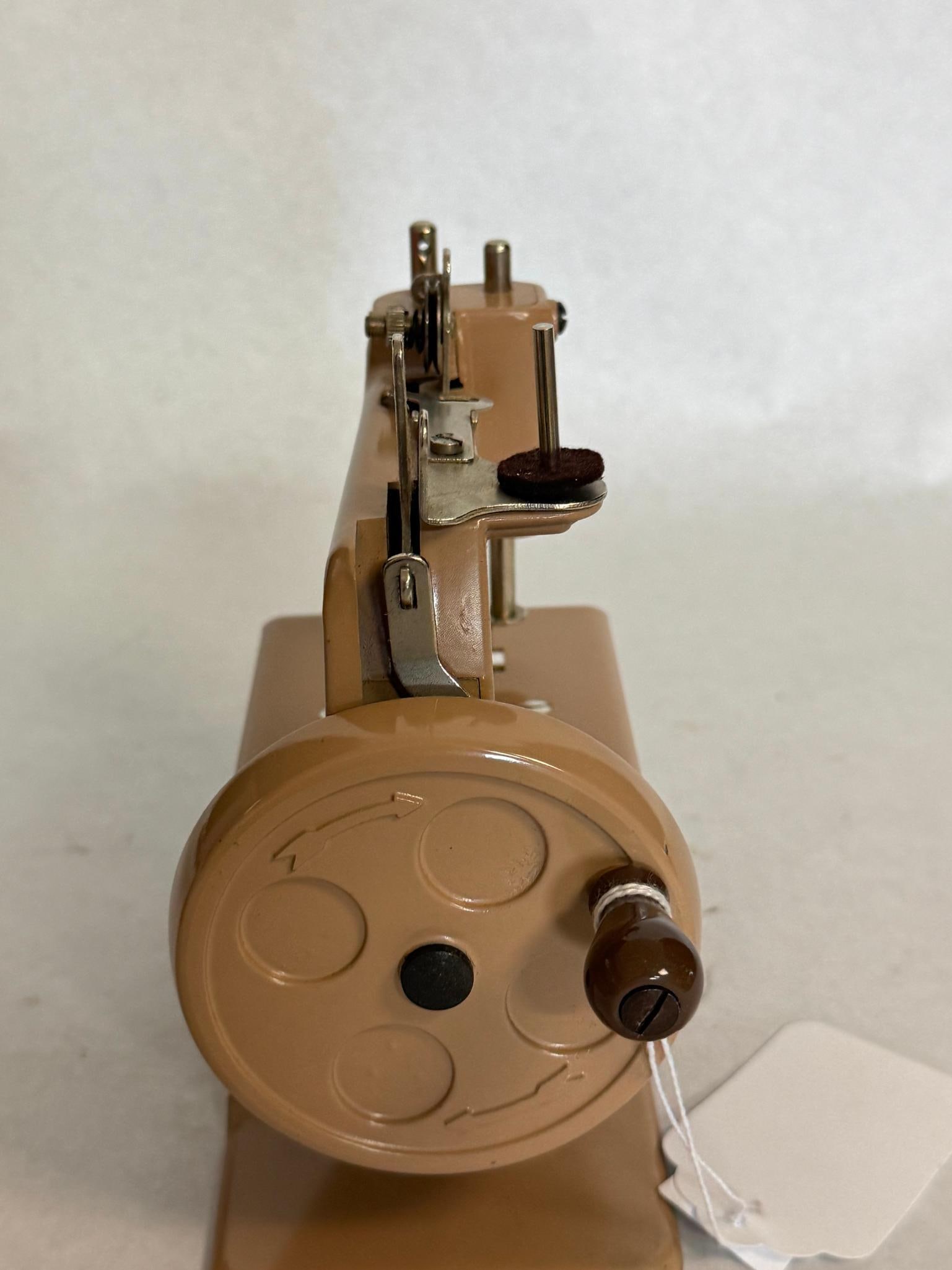 Singer Sewhandy Model 20 Sewing Machine - 4