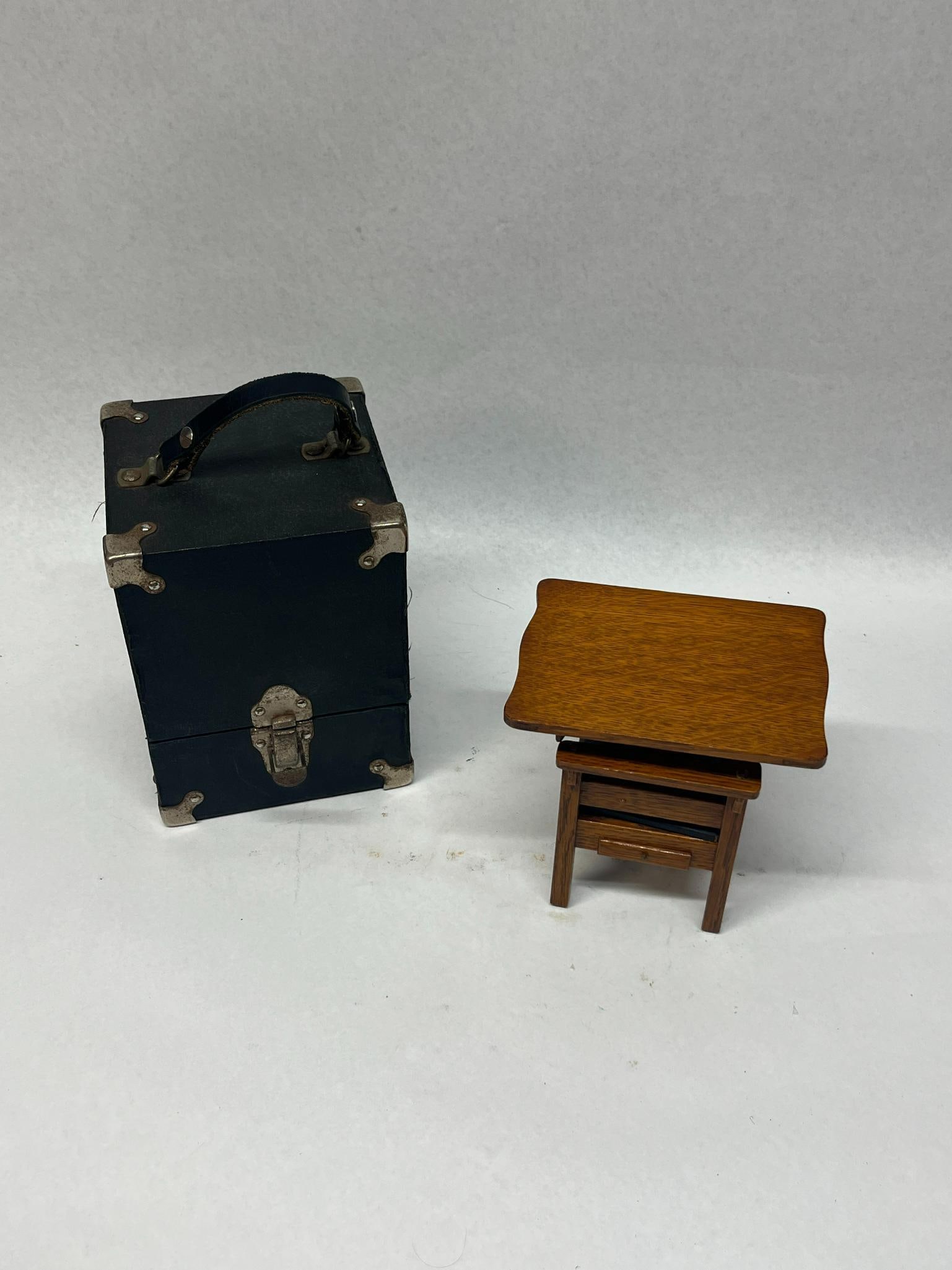 Miniature Mission Furniture Set w/ Case: A miniature furniture duo consisting of a reclining armchair and a matching side table. The pieces are constructed from quarter-sawn oak, displaying distinctive medullary ray grain patterns. The seat