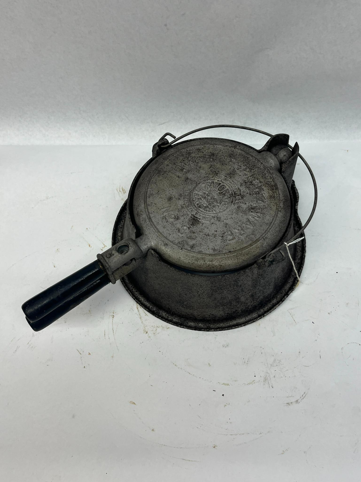Favorite Piqua No 8 Waffle Iron w/ Base (1 of 8)