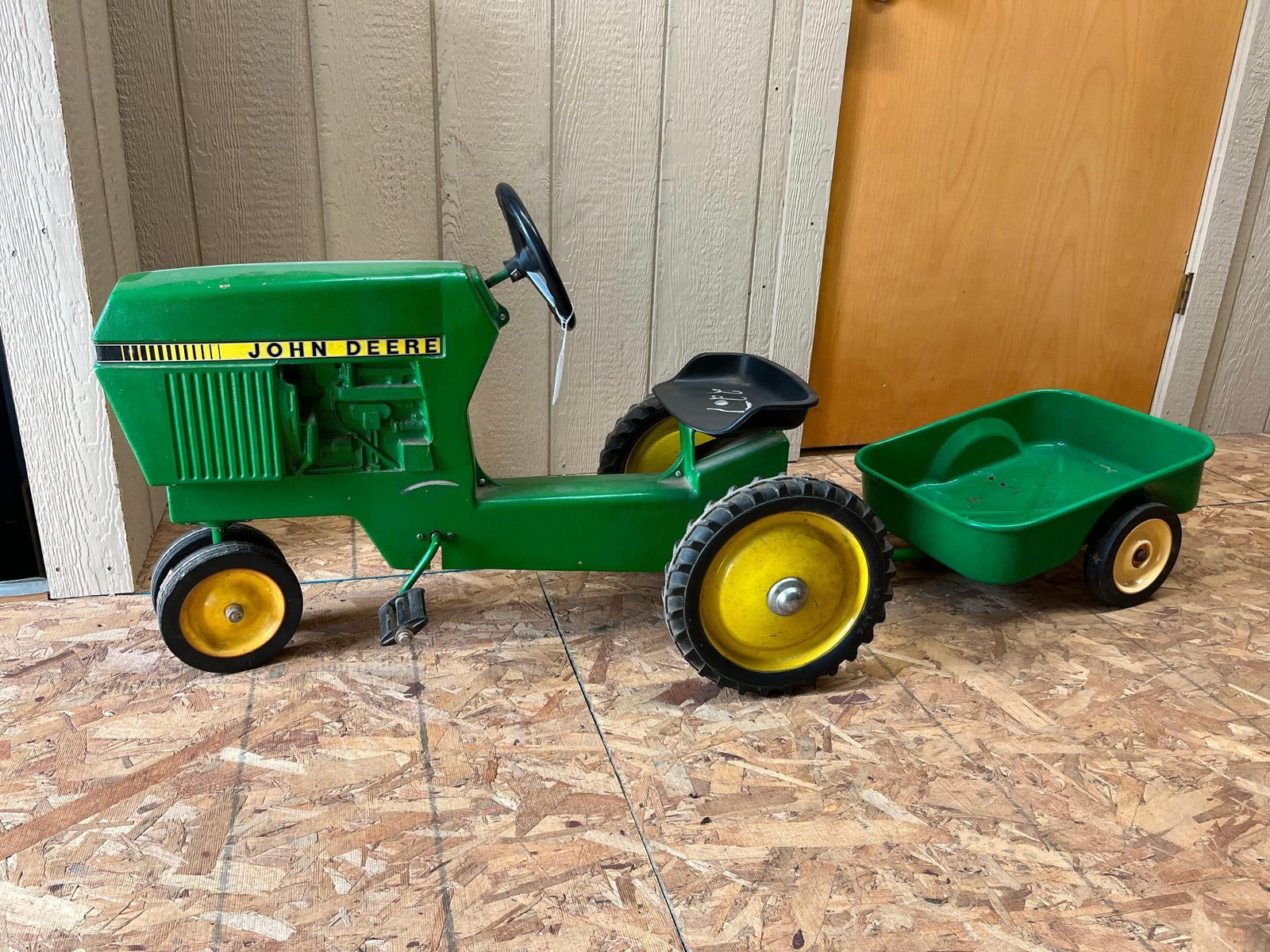 Ertl John Deere 520 Tractor w/ Trailer (1 of 6)