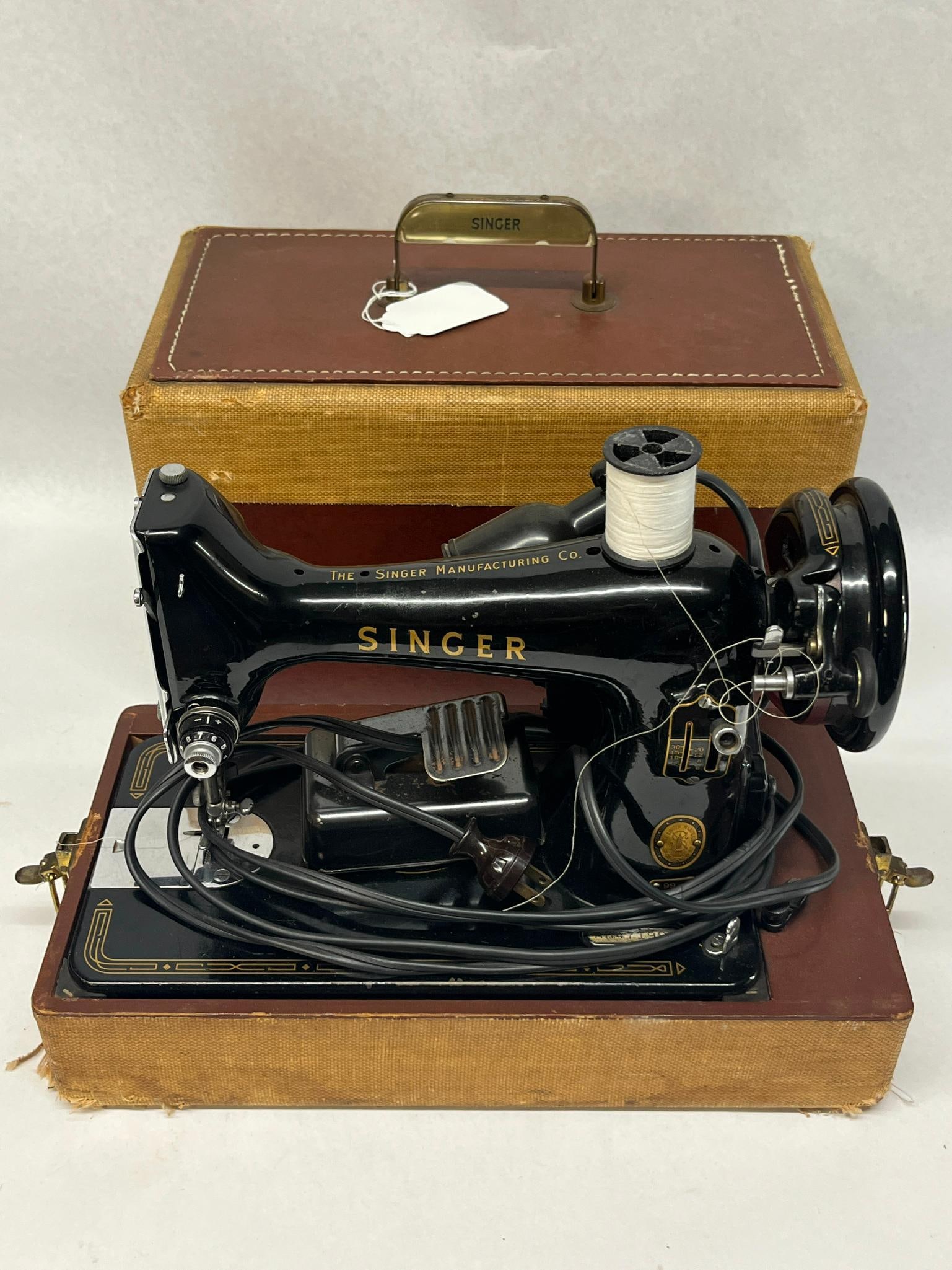 Singer Model 99 Sewing Machine w/ Case (1 of 7)