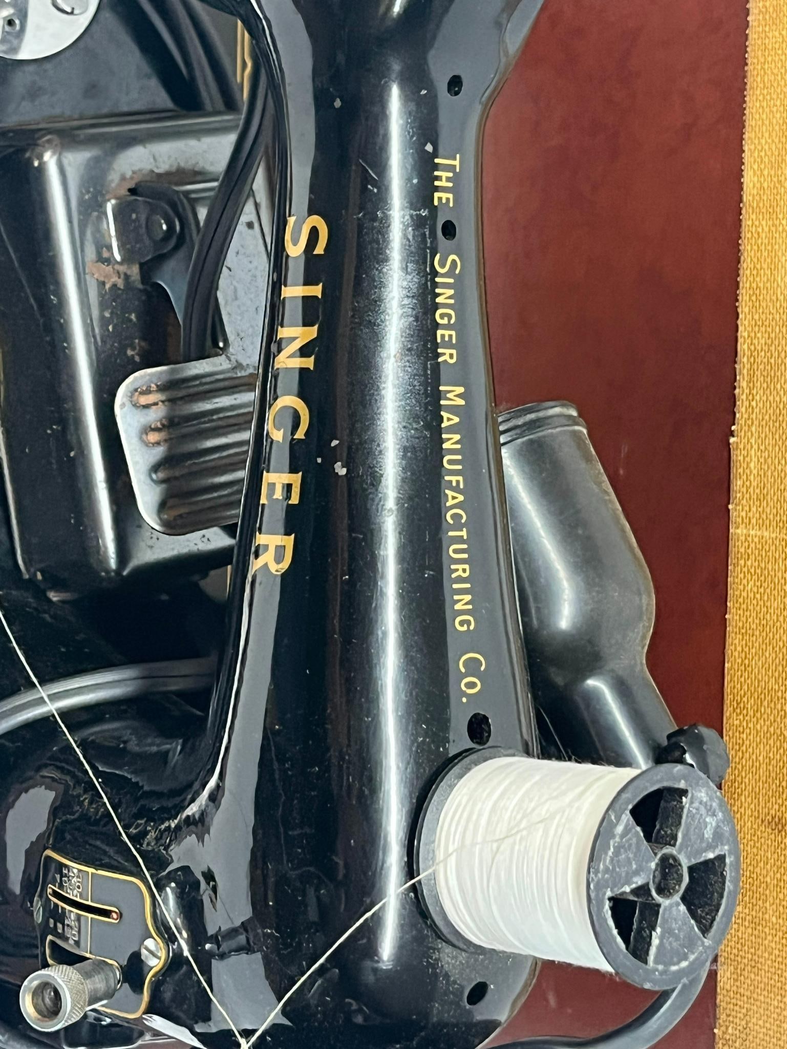 Singer Model 99 Sewing Machine w/ Case - 2