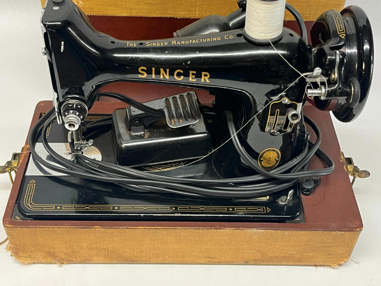 Singer Model 99 Sewing Machine w/ Case - 3