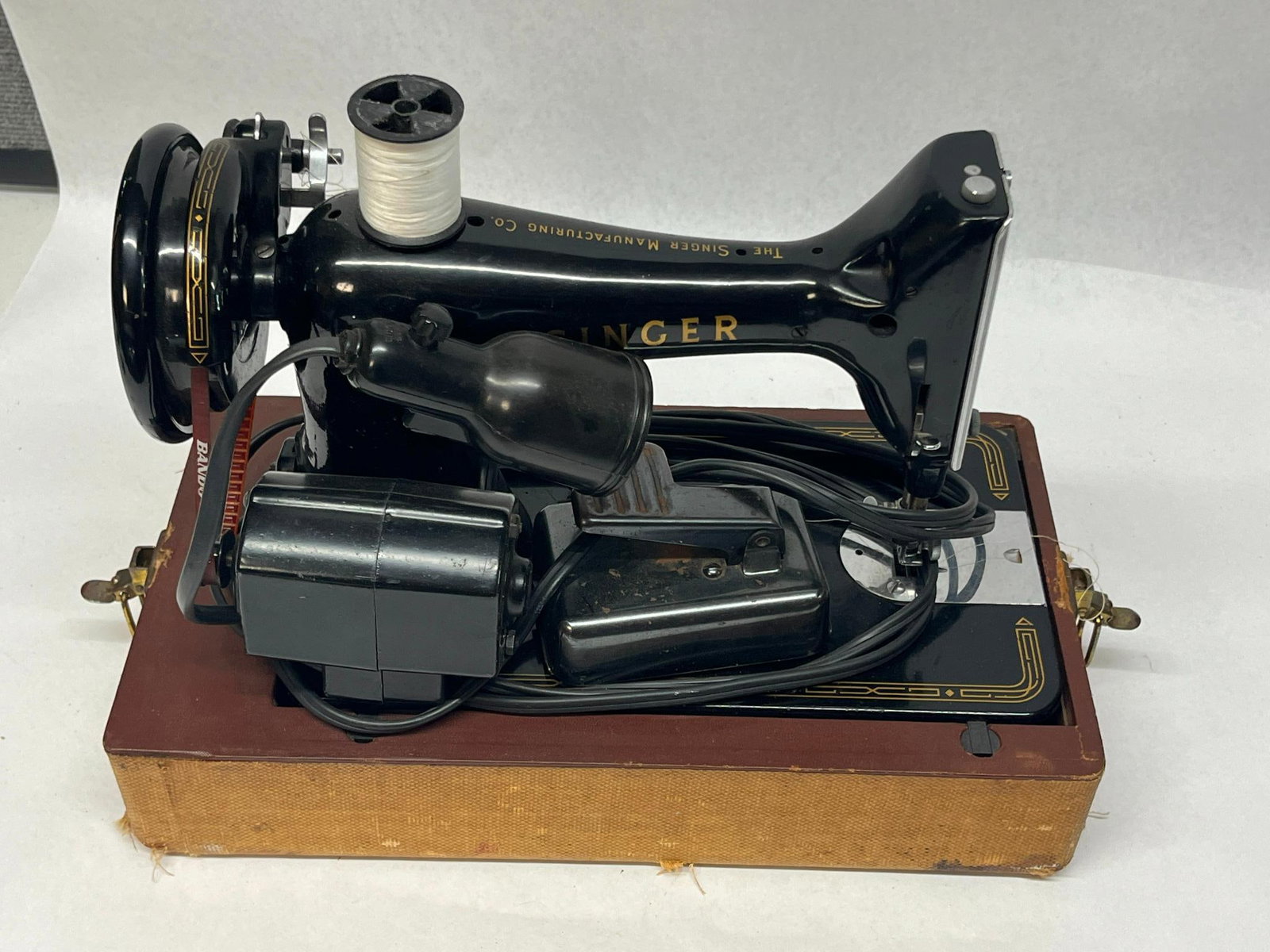 Singer Model 99 Sewing Machine w/ Case - 4