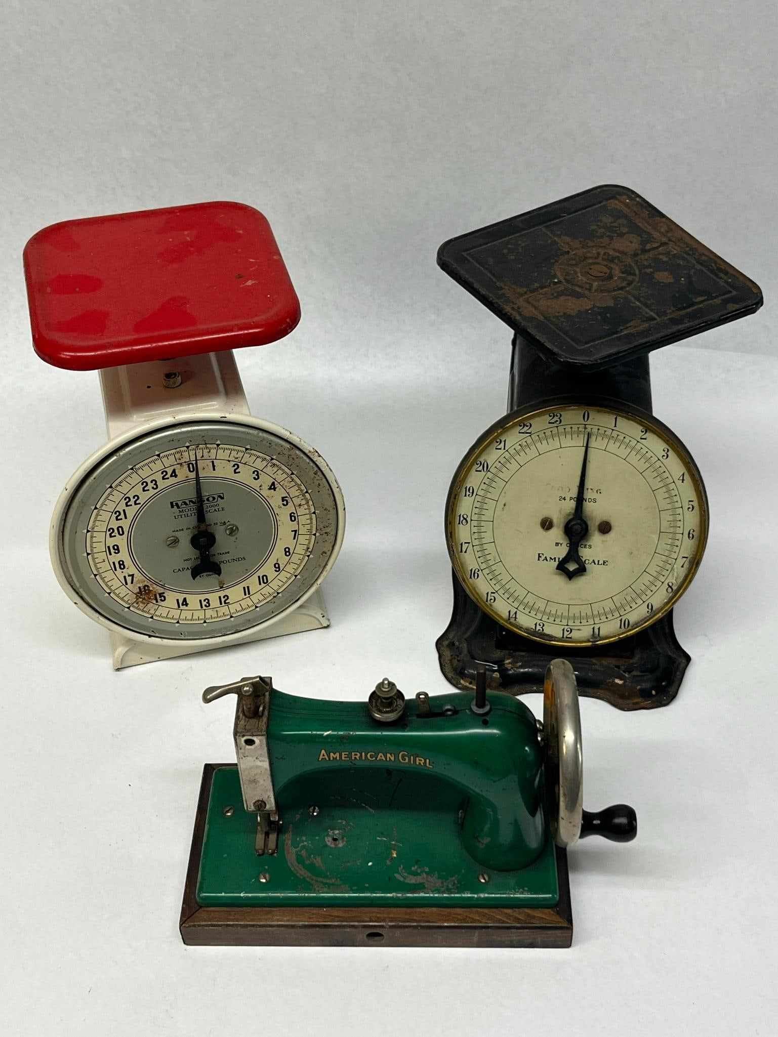 Hanson & Ohio Scales & Am. Girl Toy Sew: This lot consists of three mechanical items including two kitchen scales and a miniature toy sewing machine. The first scale is a Hanson Model 2000 utility scale constructed from enameled metal with