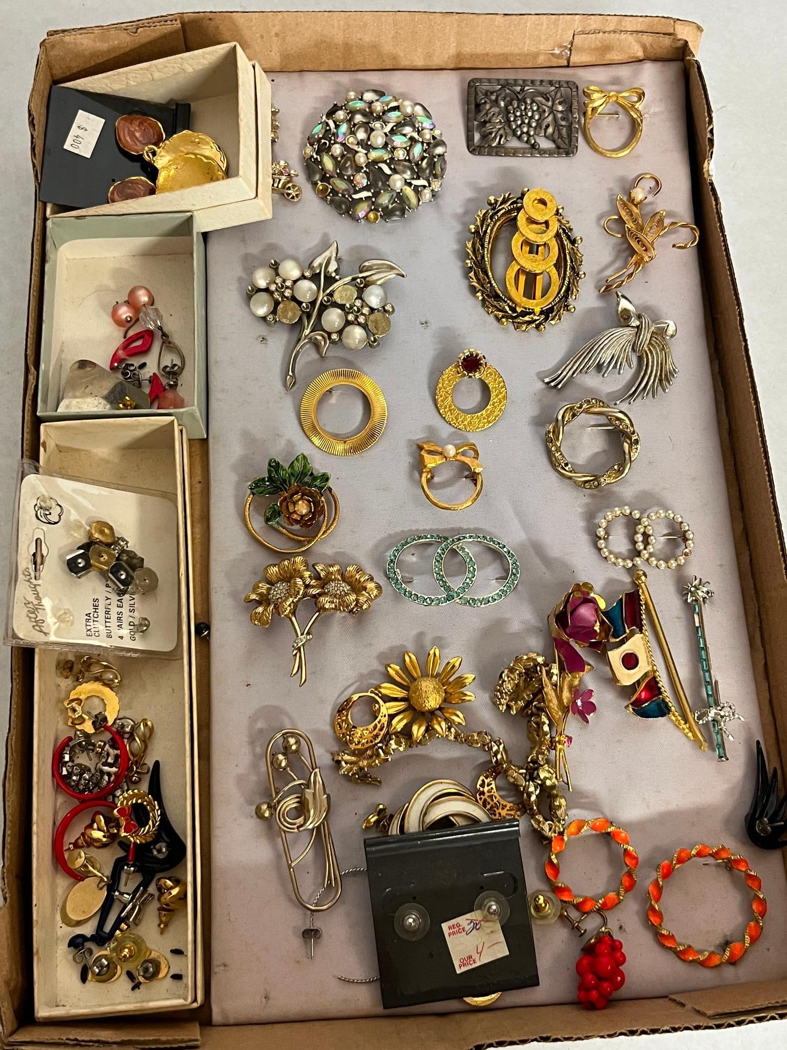 Costume Jewelry Brooches & Earrings (1 of 5)
