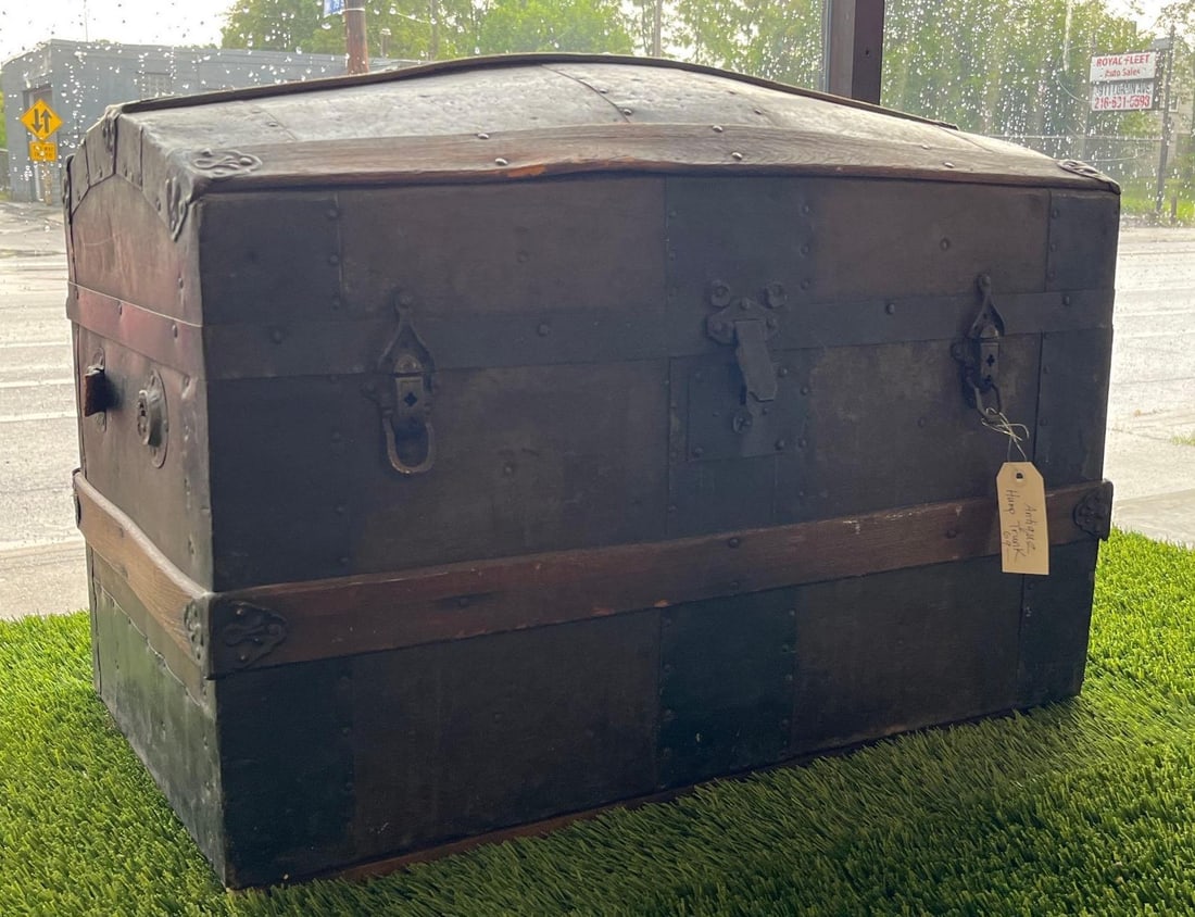 Victorian Humpback Steamer Trunk w/Tray (1 of 8)