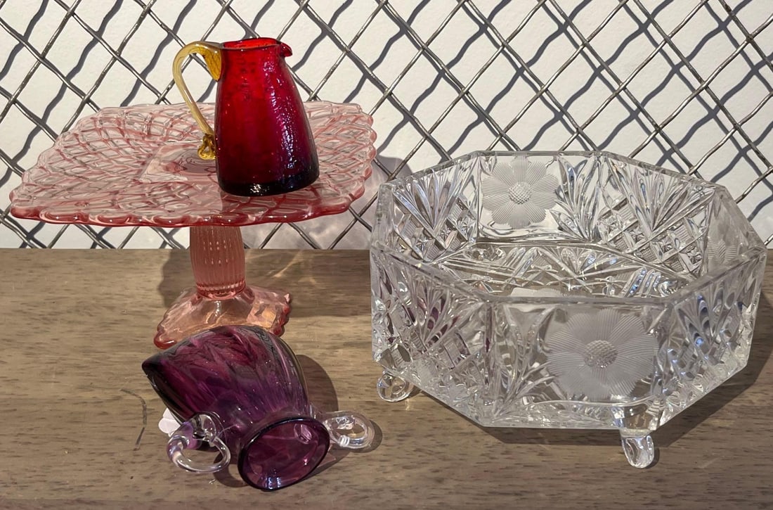 L.E. Smith Pedestal Stand & Glassware: An assortment of decorative American glassware comprising four pieces of varied form and technique. The group includes a handmade transparent pink pressed glass pedestal stand featuring a basketweave 