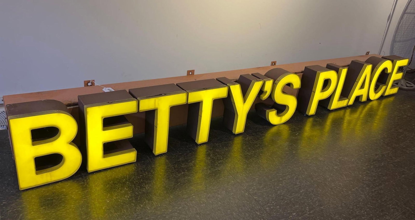 Xacto Bettys Place Illuminated Sign (1 of 6)
