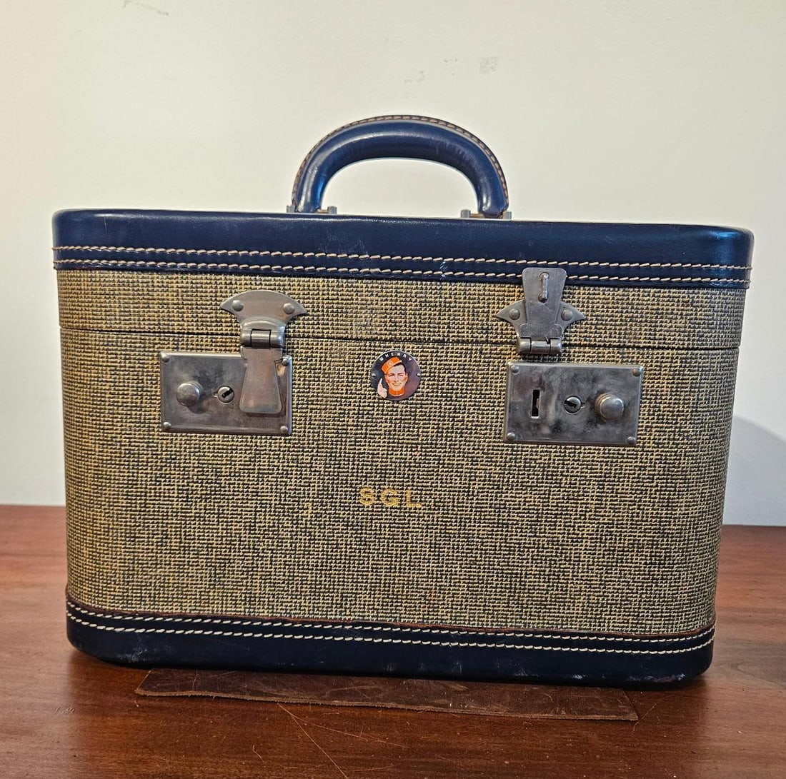 Wheary Woven Canvas & Navy Train Case: A mid-century hard-sided vanity or train case manufactured by Wheary. The exterior is finished in a tan woven canvas, frequently referred to as airplane cloth, featuring navy blue trim and a matching