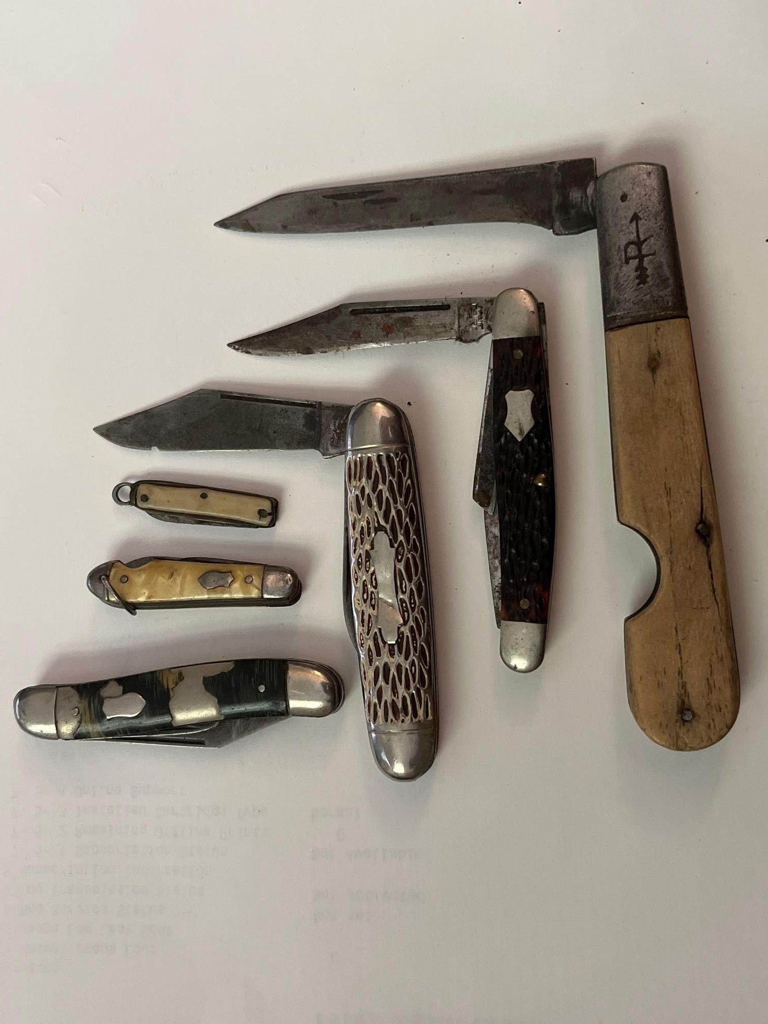 6 Pocket Knives w/ Western Stockman: A collection of six folding pocket knives of various patterns and handle materials. One stockman pattern knife features a tang stamp reading WESTERN BOULDER COLO. U.S.A. on the main blade and is fitte