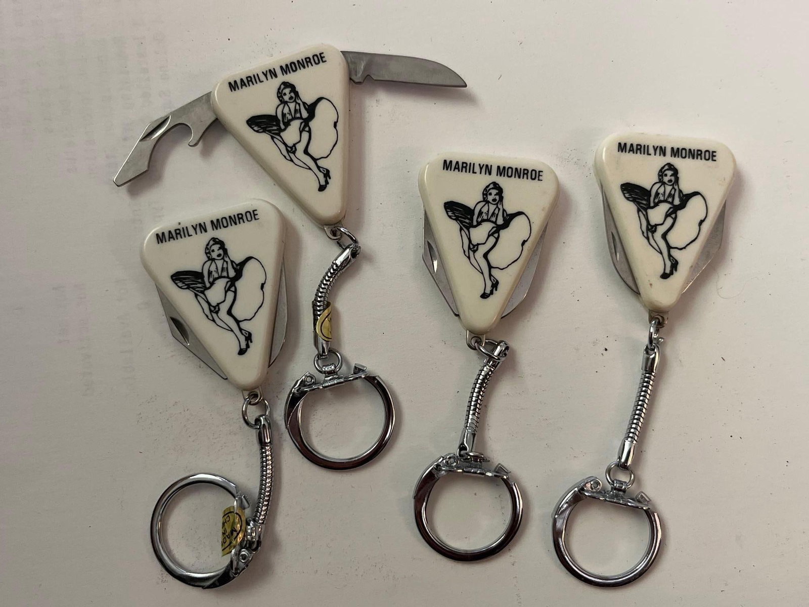 Set 4 Chinese Marilyn Monroe Keychains (1 of 3)