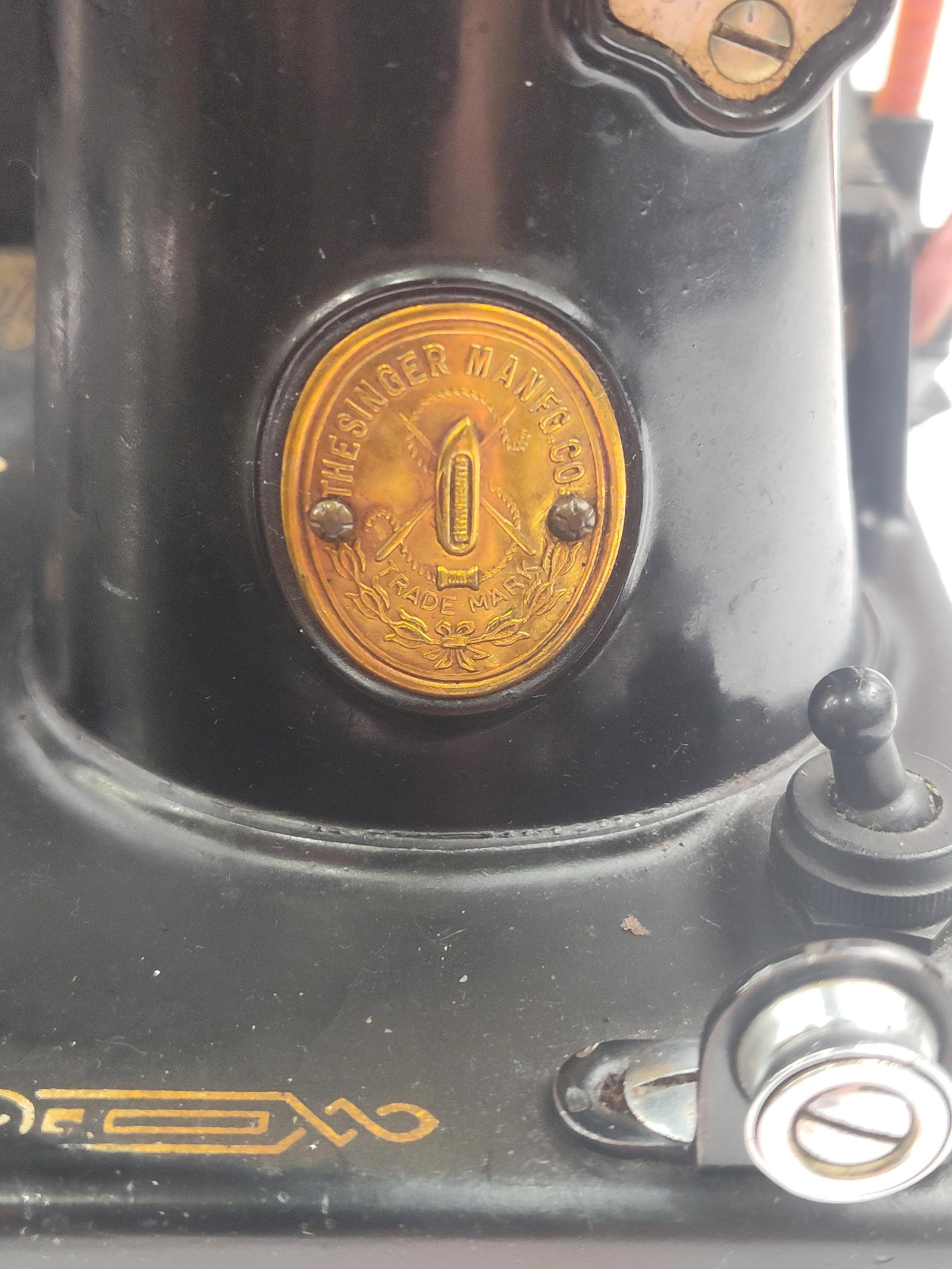 Singer 221 Featherweight Sewing Machine - 2