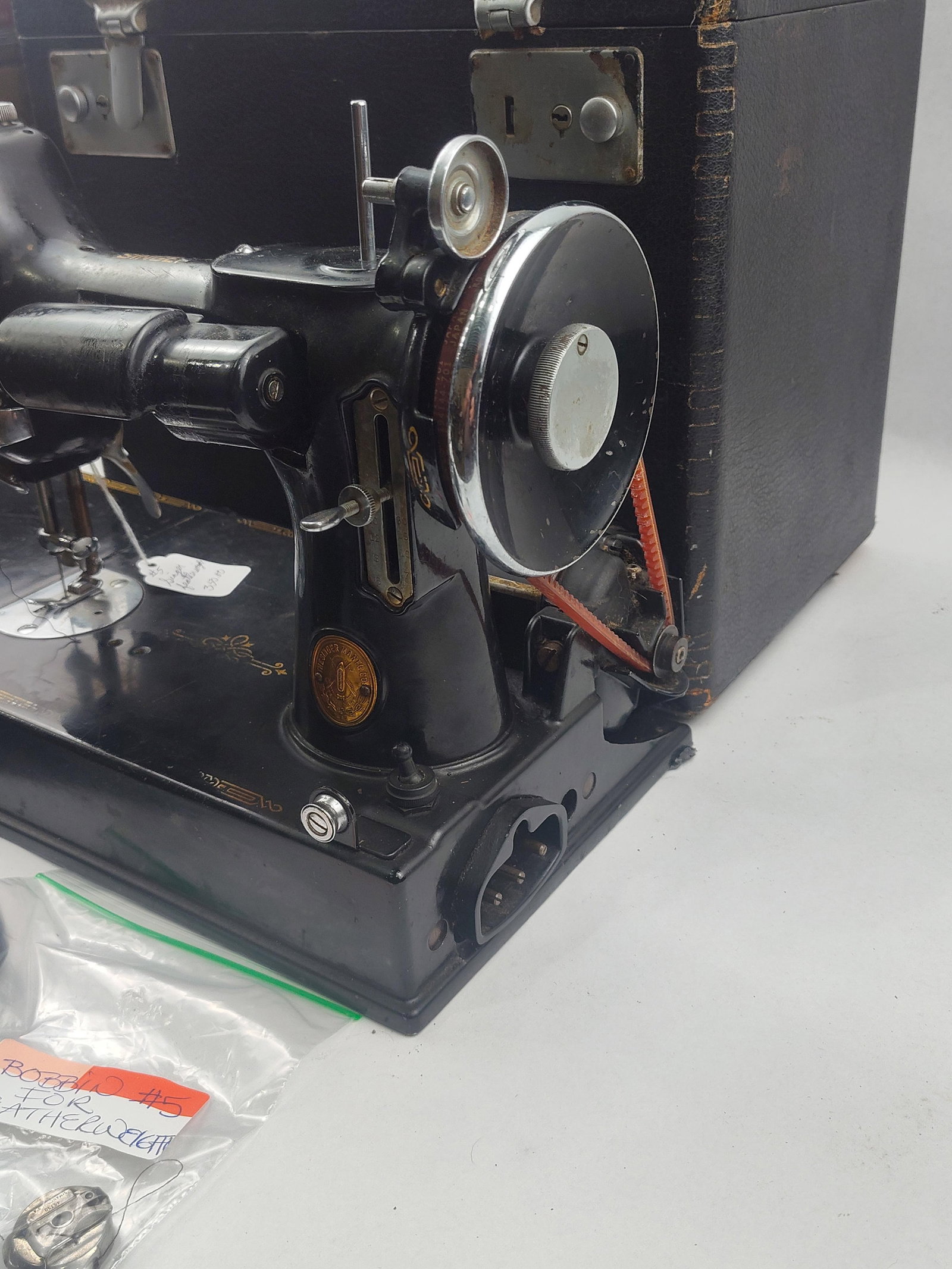 Singer 221 Featherweight Sewing Machine - 3