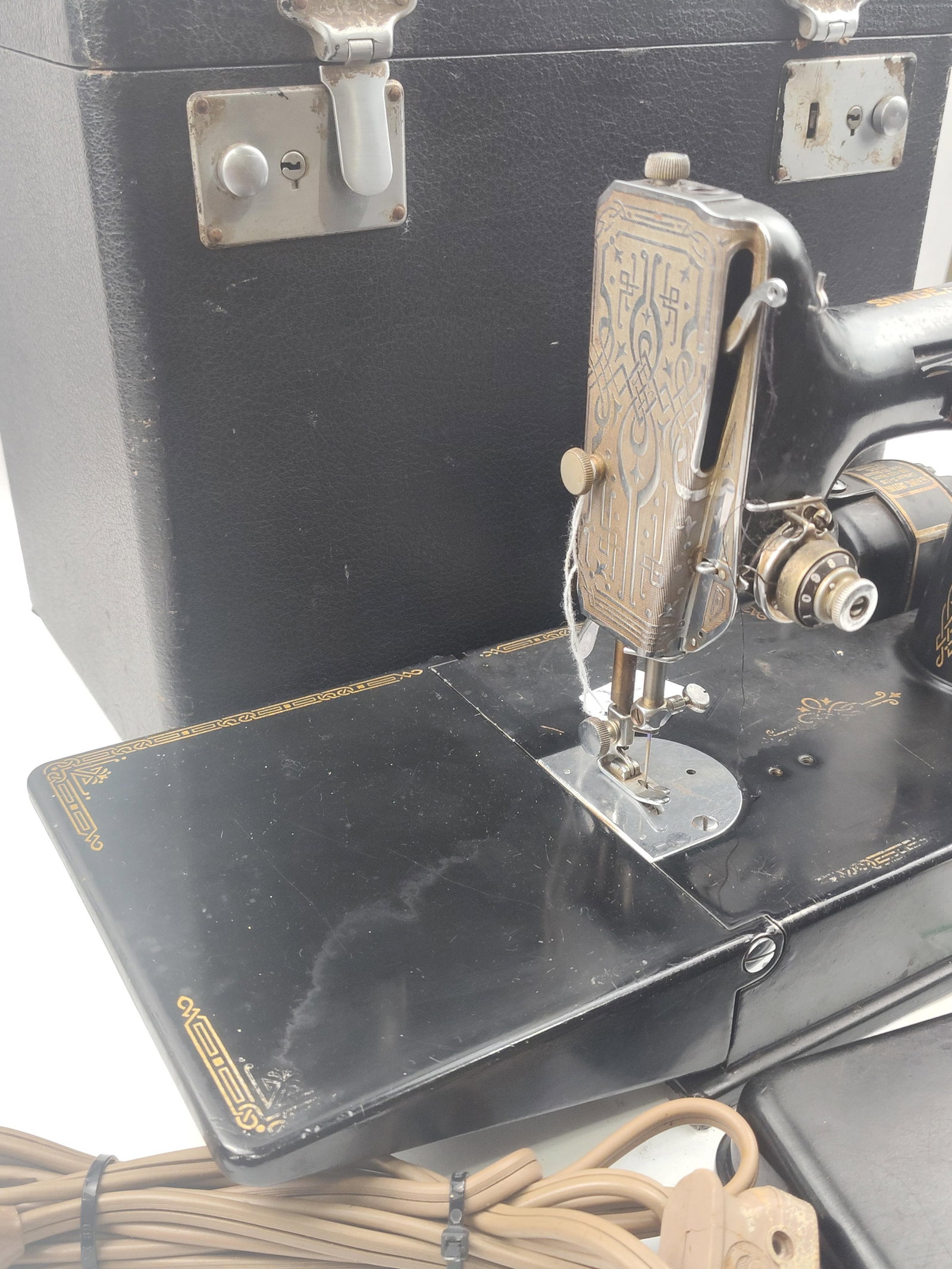 Singer 221 Featherweight Sewing Machine - 5