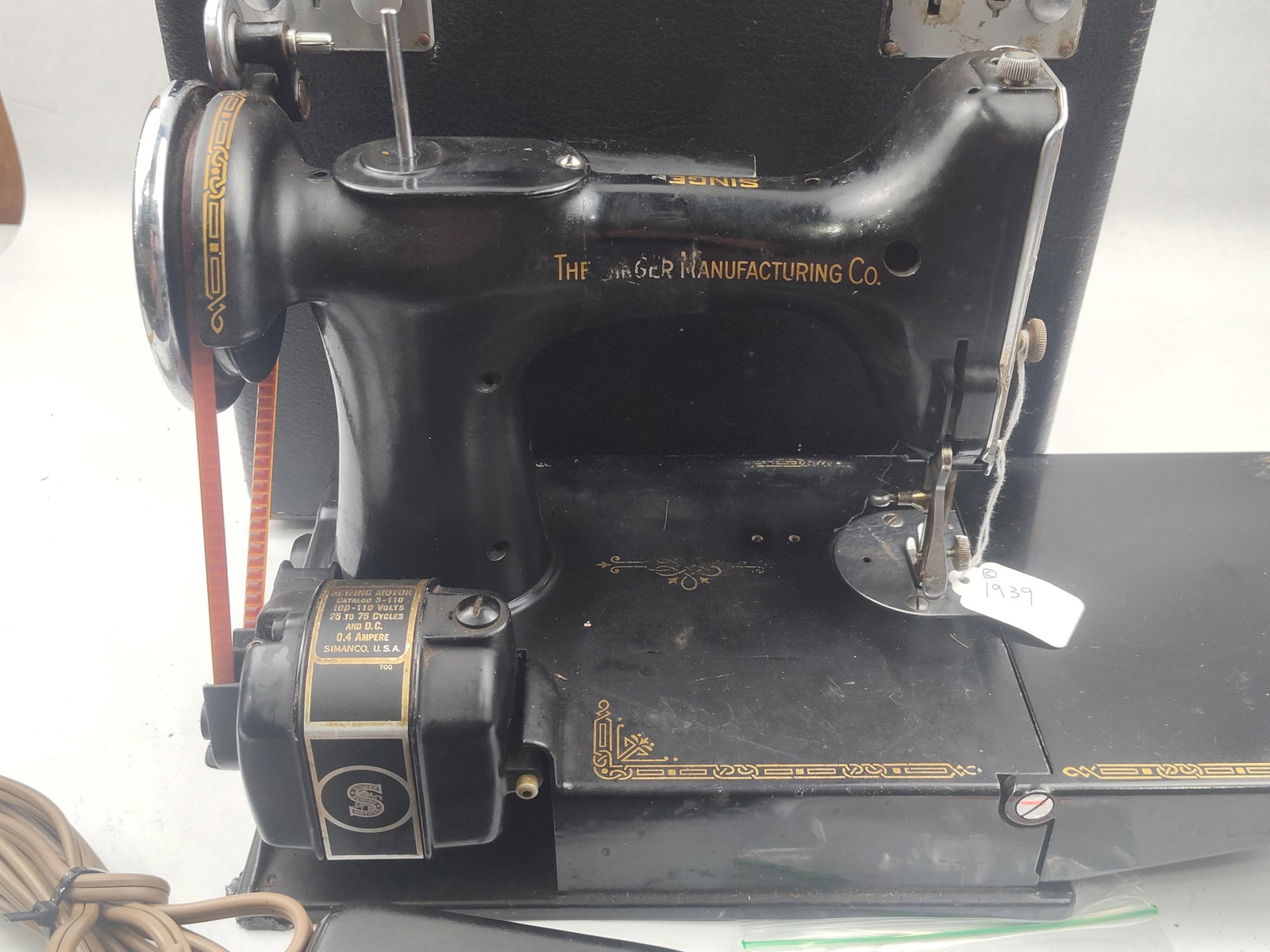 Singer 221 Featherweight Sewing Machine - 6