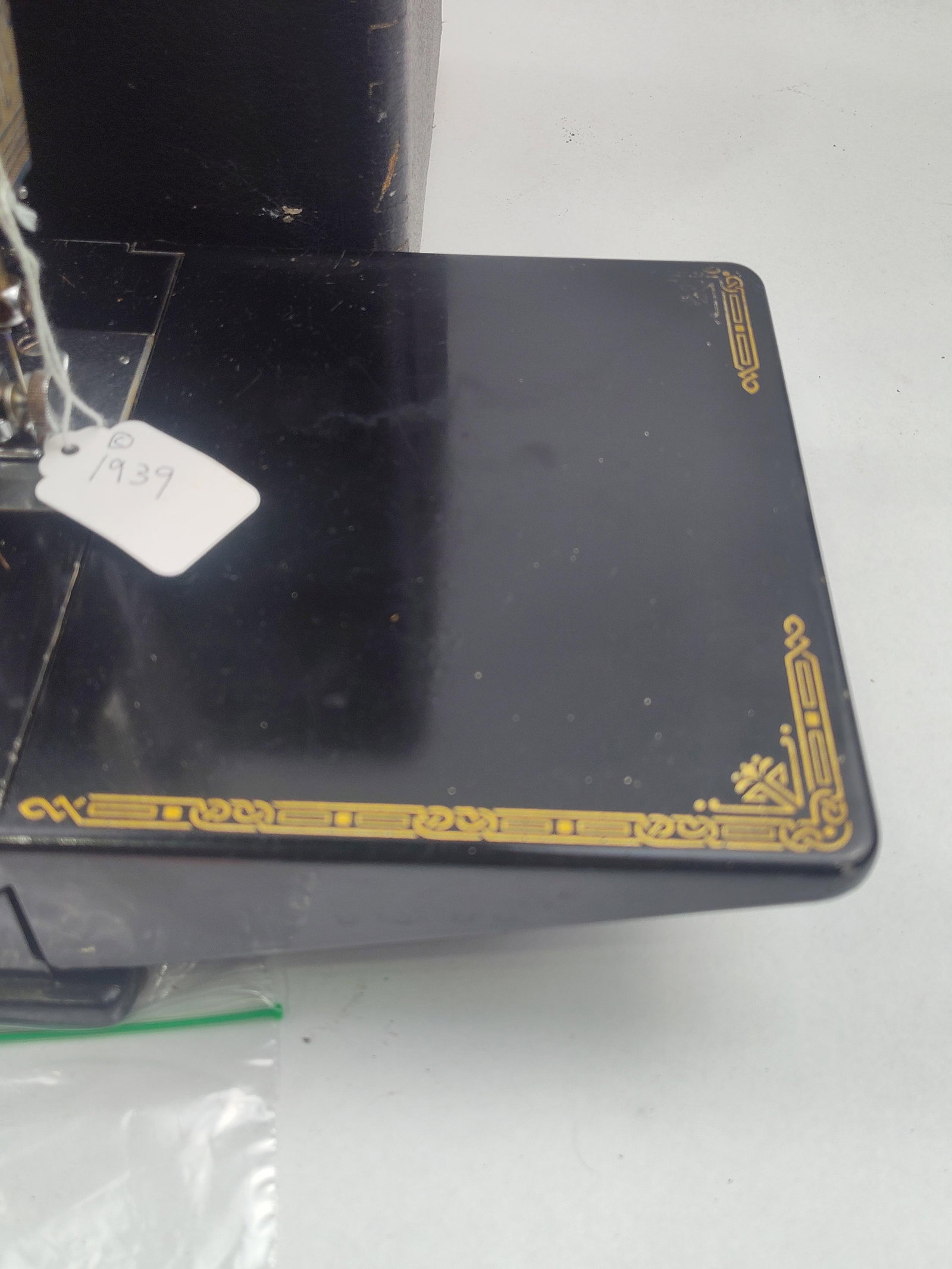 Singer 221 Featherweight Sewing Machine - 7